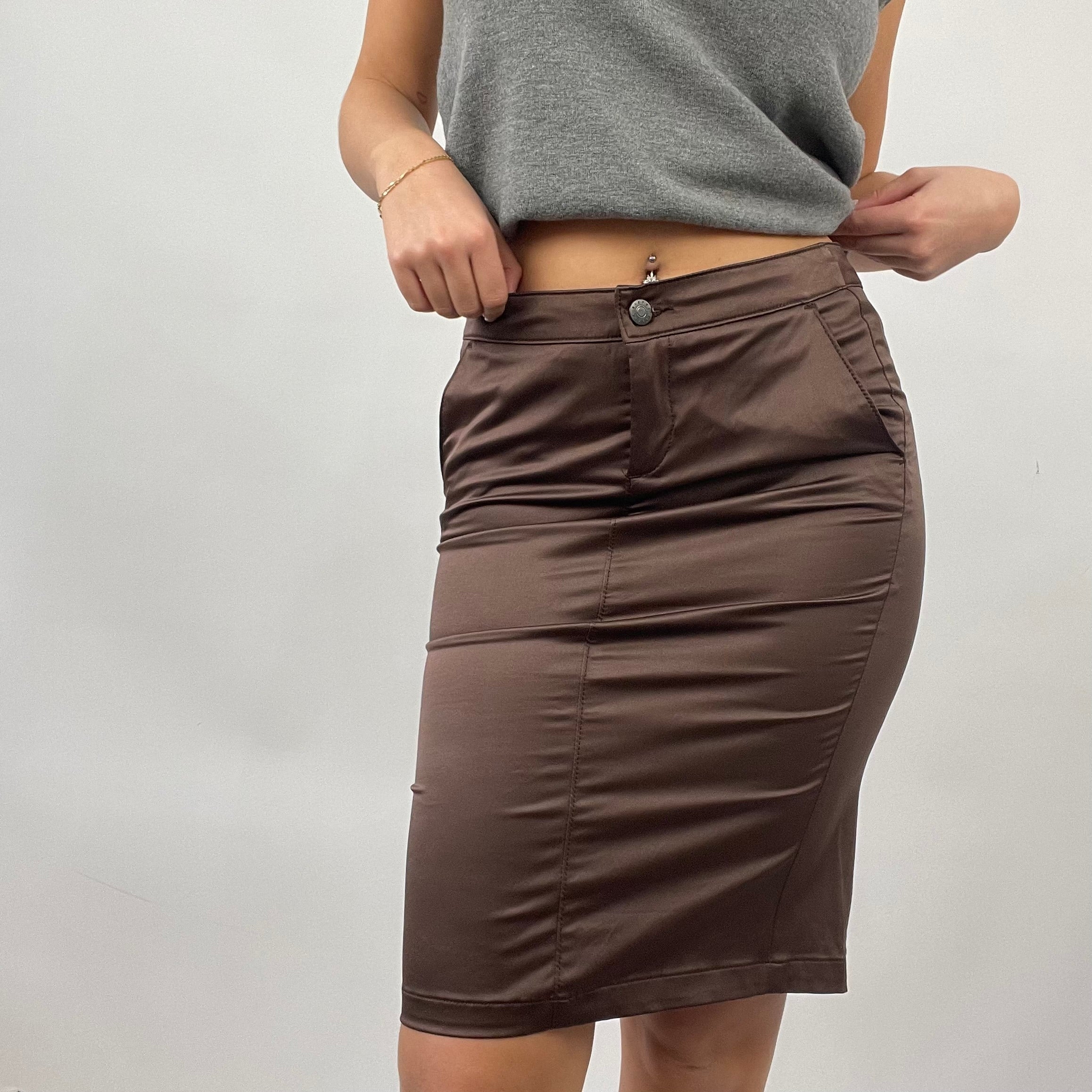 Midi skirt with outlet pockets in the back