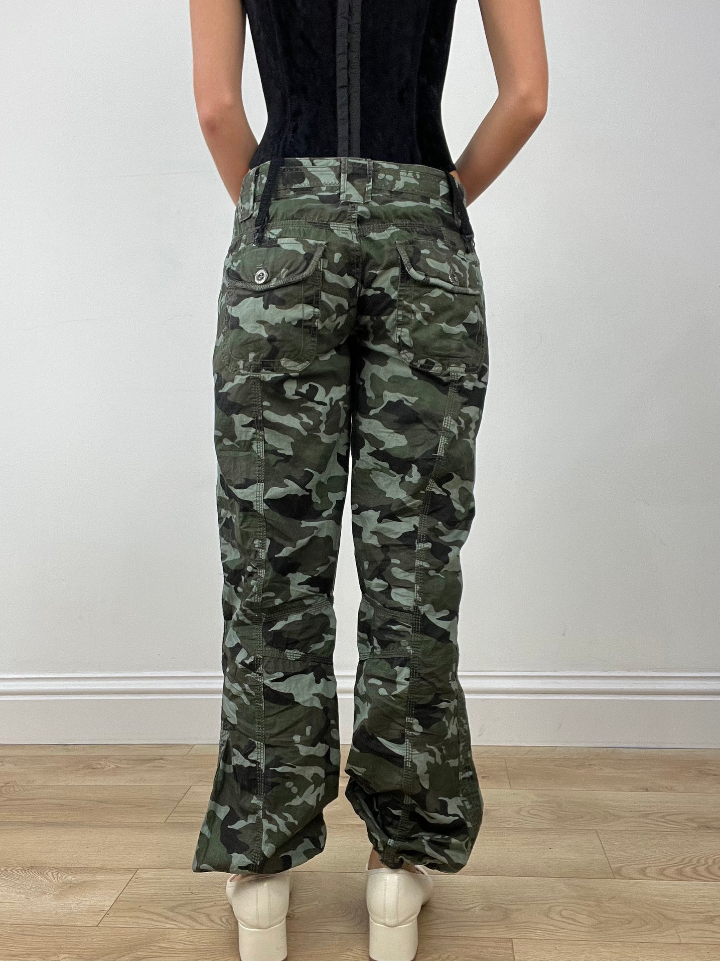 HALLOWEEN | medium khaki green camo cargo trousers