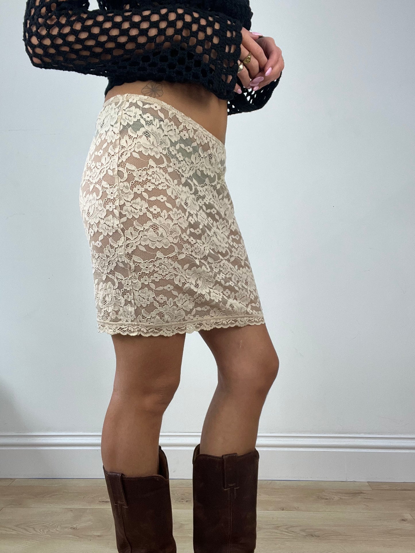 DINNER PARTY | medium beige lace intimissimi skirt