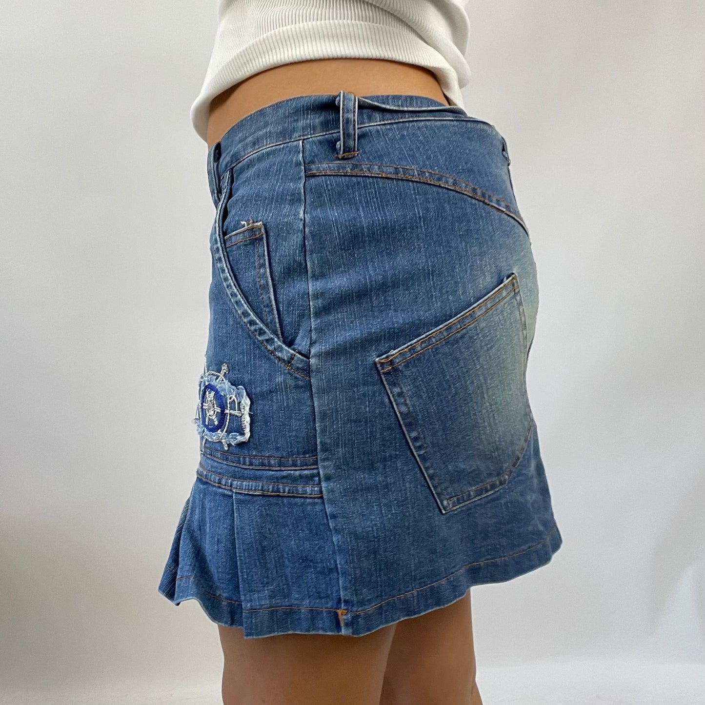 HAILEY BIEBER DROP | small denim skirt with pleats and embroidery