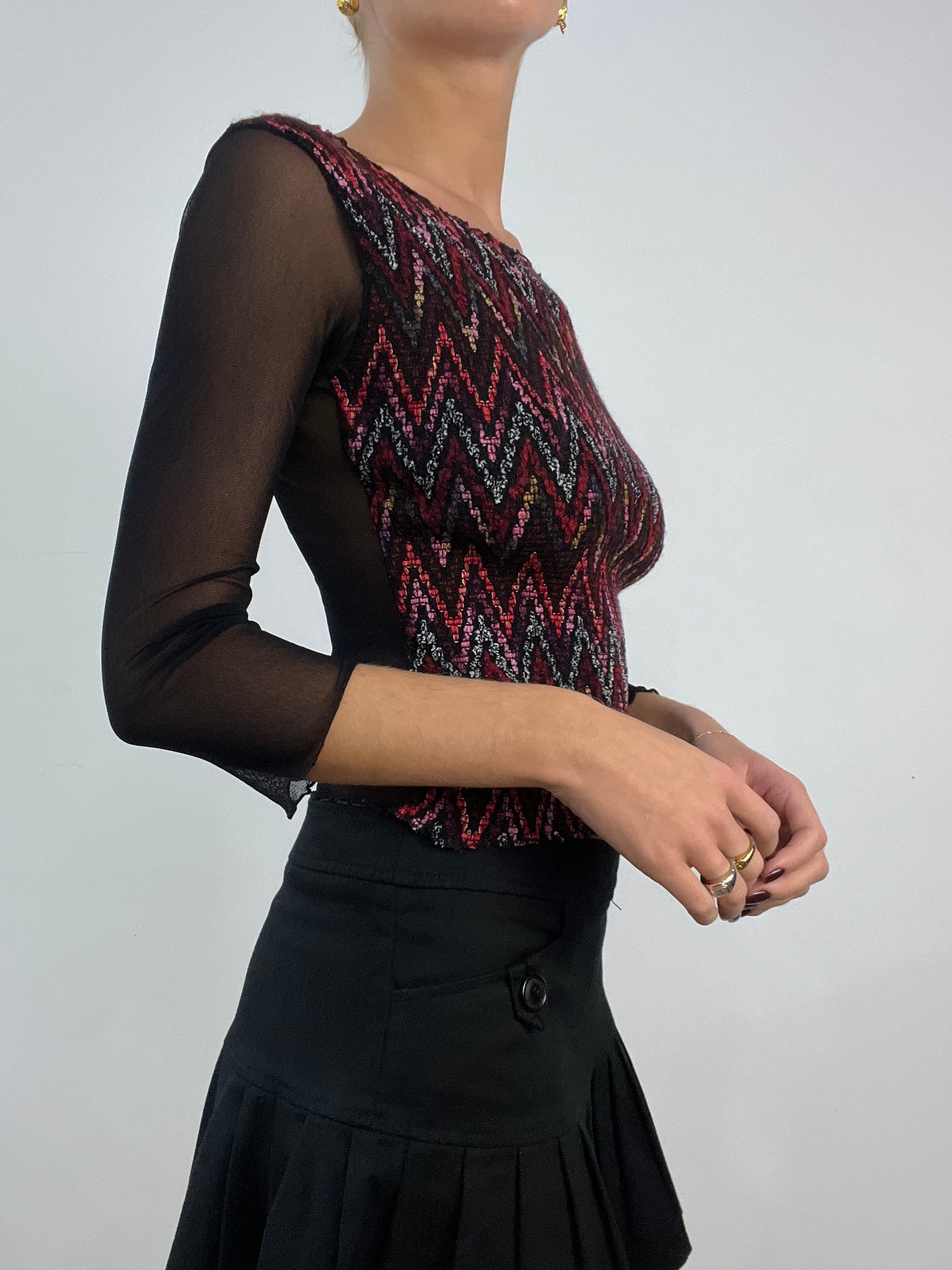 💻 GILMORE GIRLS | small black and red zigzag mesh top