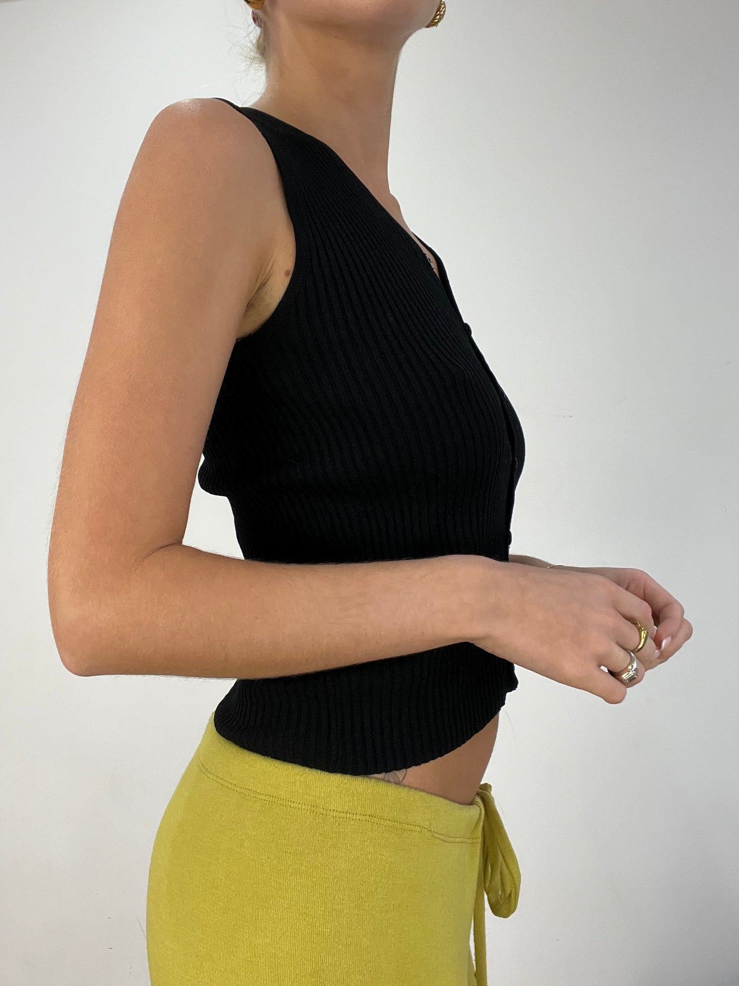 WINTER TRENDS | small black ribbed top