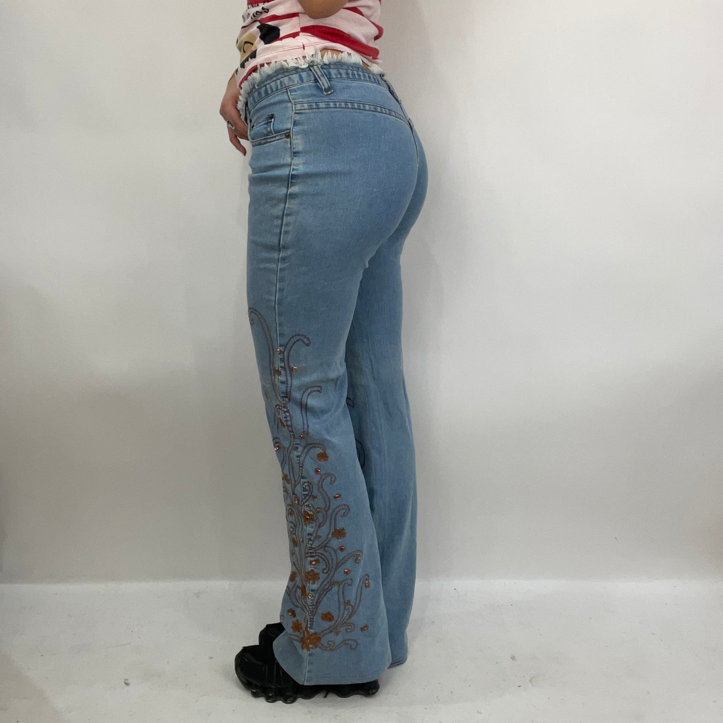 STUDIO FAVES | small denim jeans with embroidery and gems