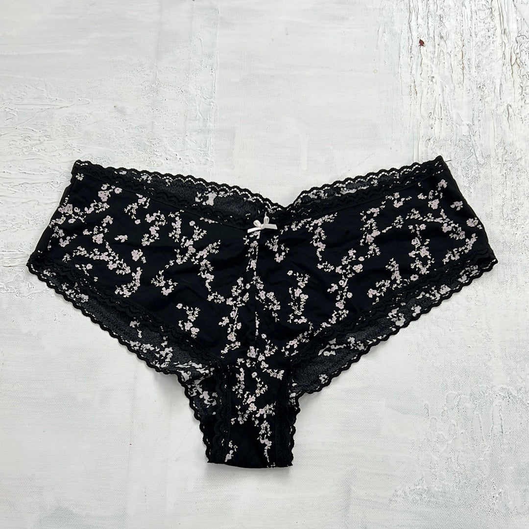 TAYLOR SWIFT DROP | medium black briefs with pink flowers