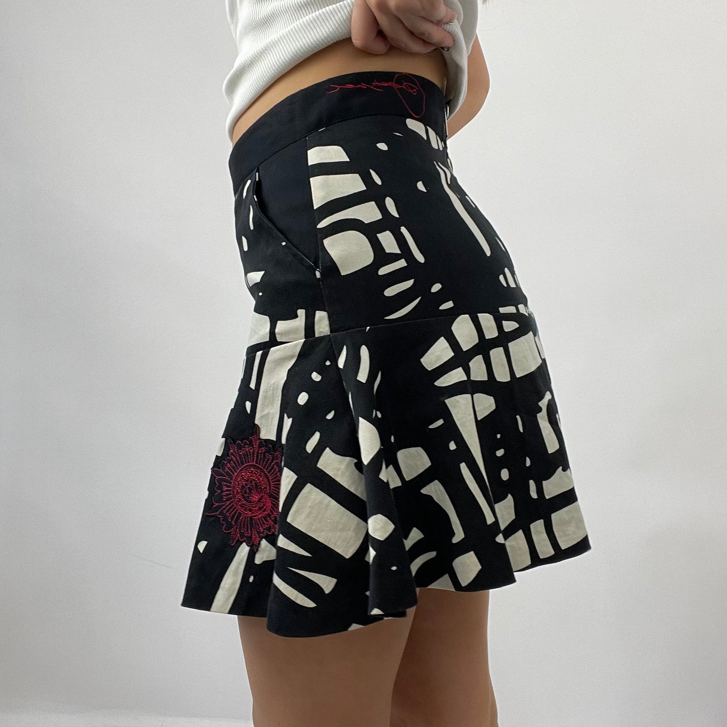 12 DAYS OF XMAS DROP | small black and white graphic desigual skirt