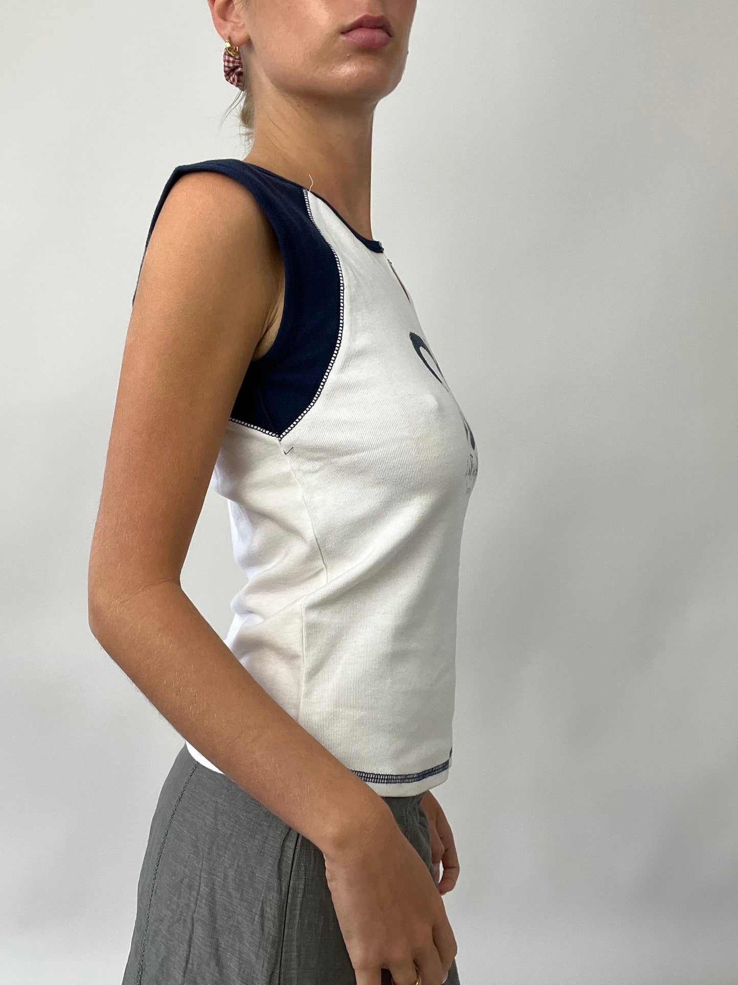 PUB GARDEN DROP | small white and navy hard rock cafe top
