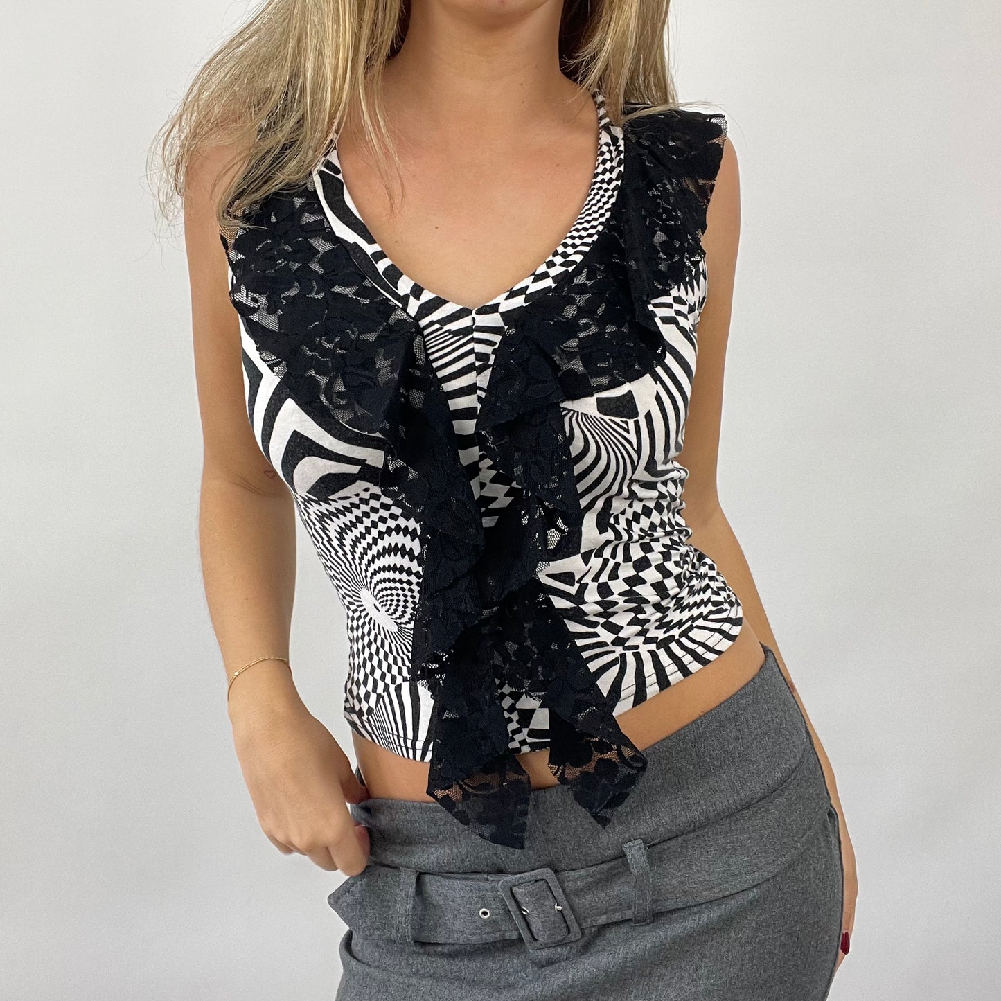 💻💚 90s MINIMALISM DROP | small black and white patterned top with lace detail