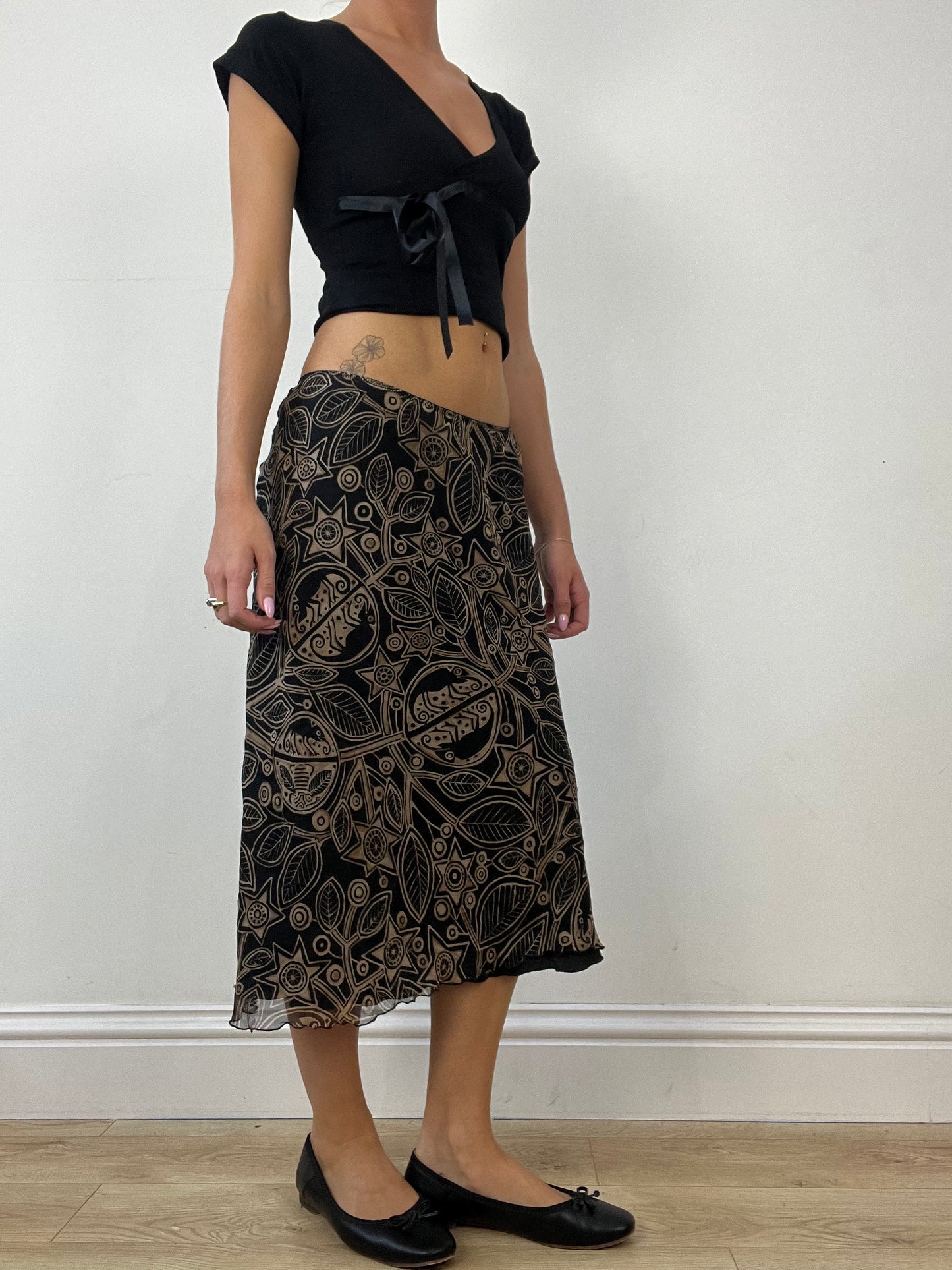 💻AUTUMN ESSENTIALS | medium black midi skirt with brown floral print