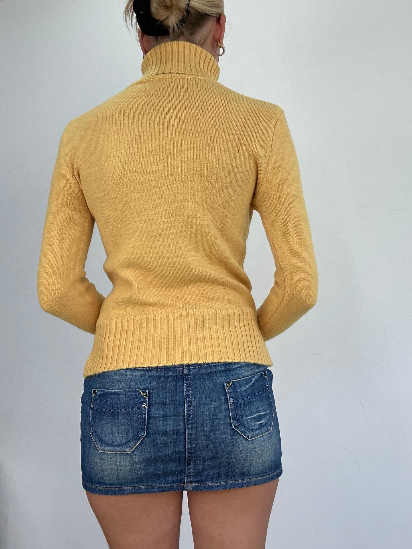 COSY CLASSICS | small yellow roll neck jumper with floral embroidery