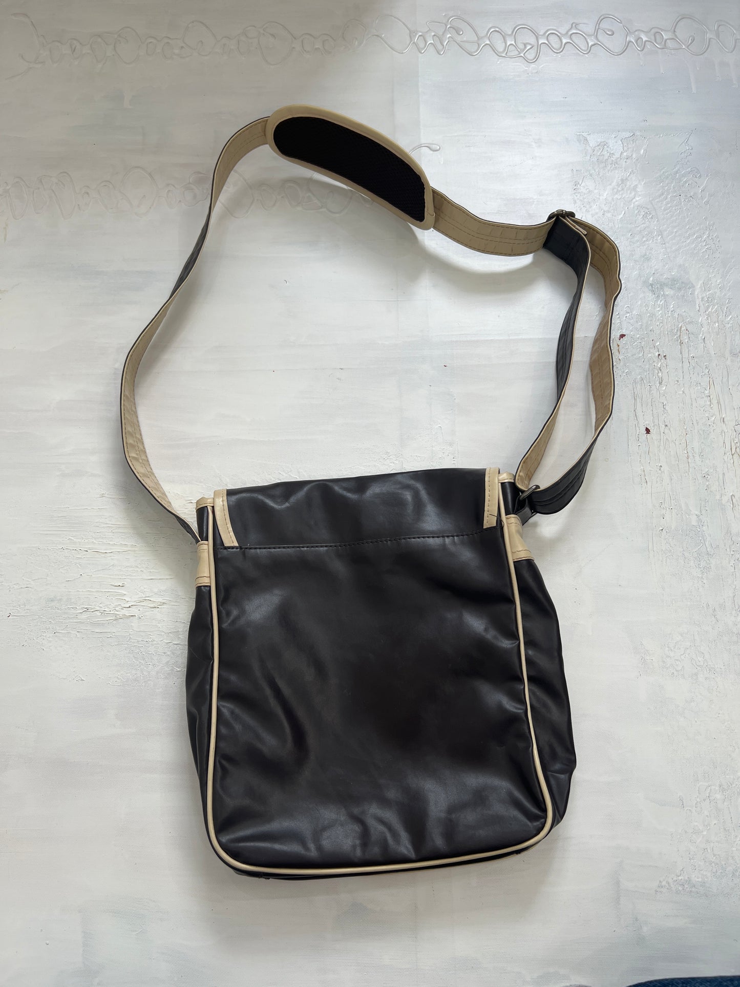 PUB GARDEN DROP | brown lonsdale crossbody bag