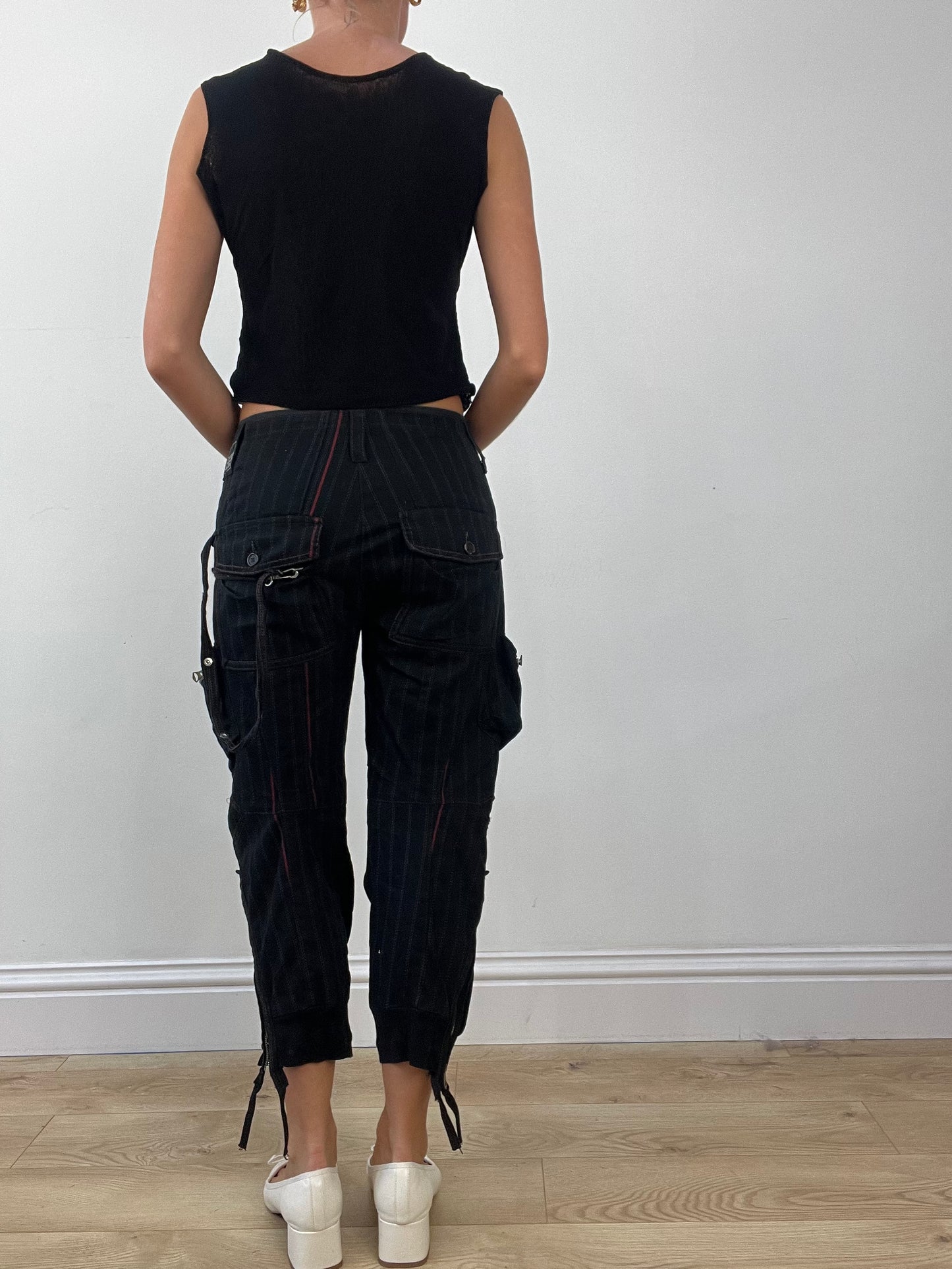 GIRLBAND DROP | small black 3/4 length trousers with pockets and chains