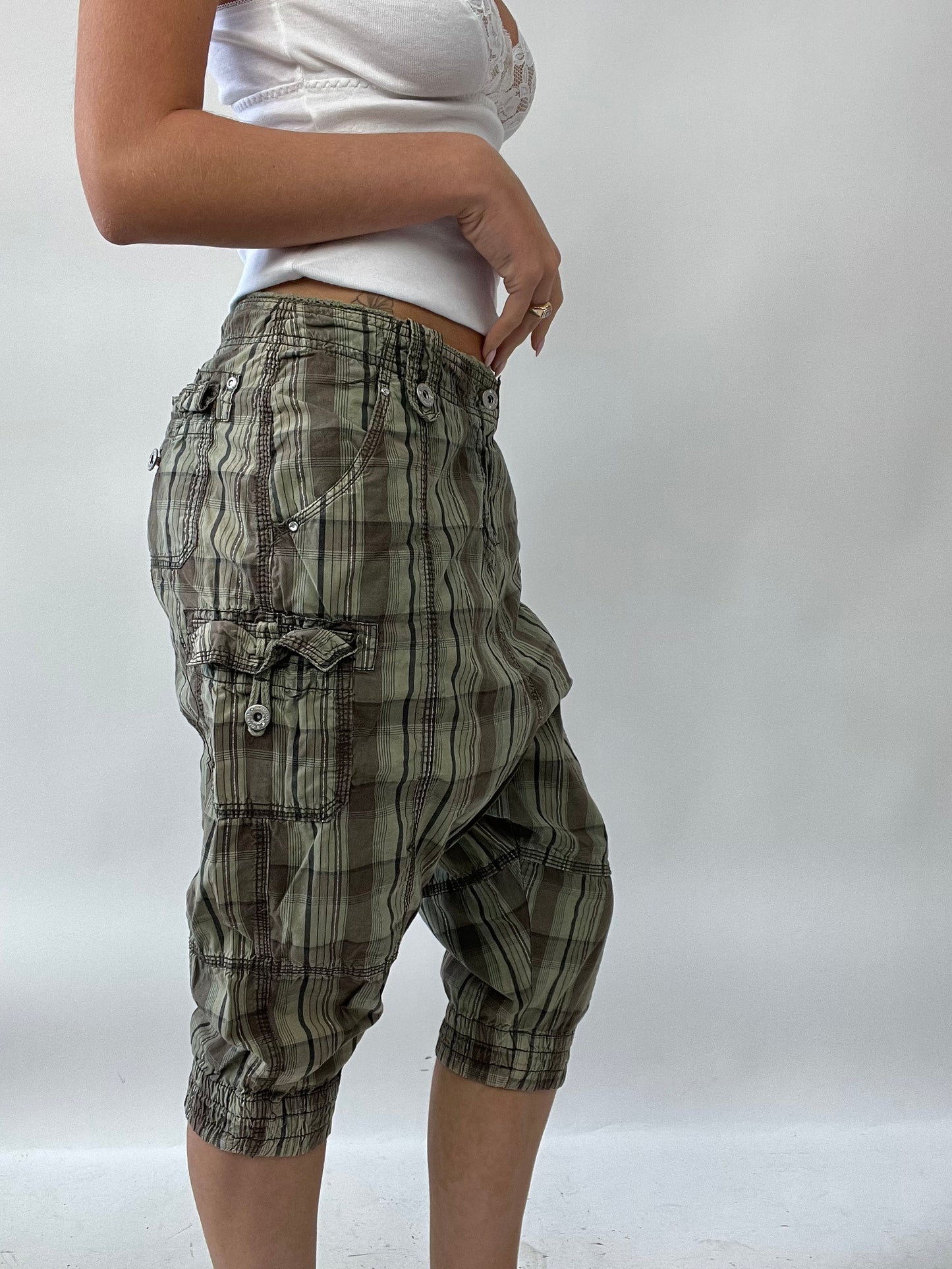 PUB GARDEN DROP | medium khaki checkered 3/4 length trousers