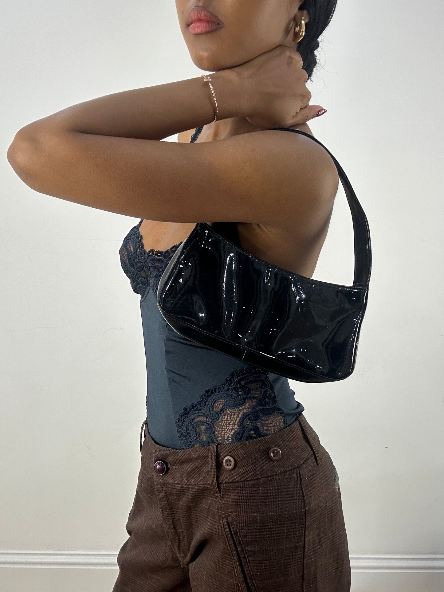 MOB WIFE DROP | black patent shoulder bag