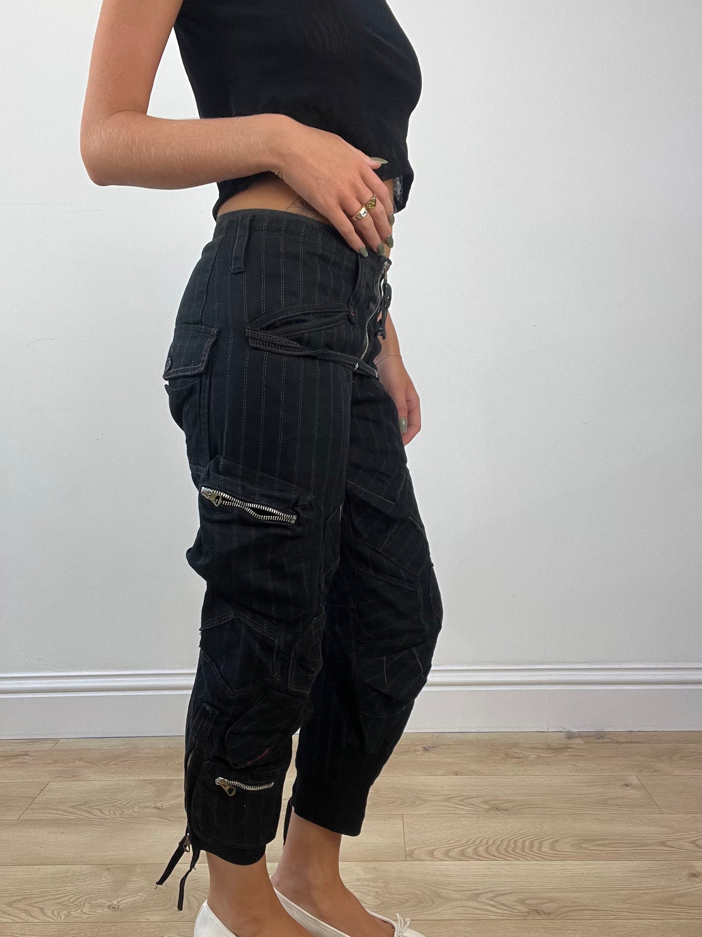 GIRLBAND DROP | small black 3/4 length trousers with pockets and chains