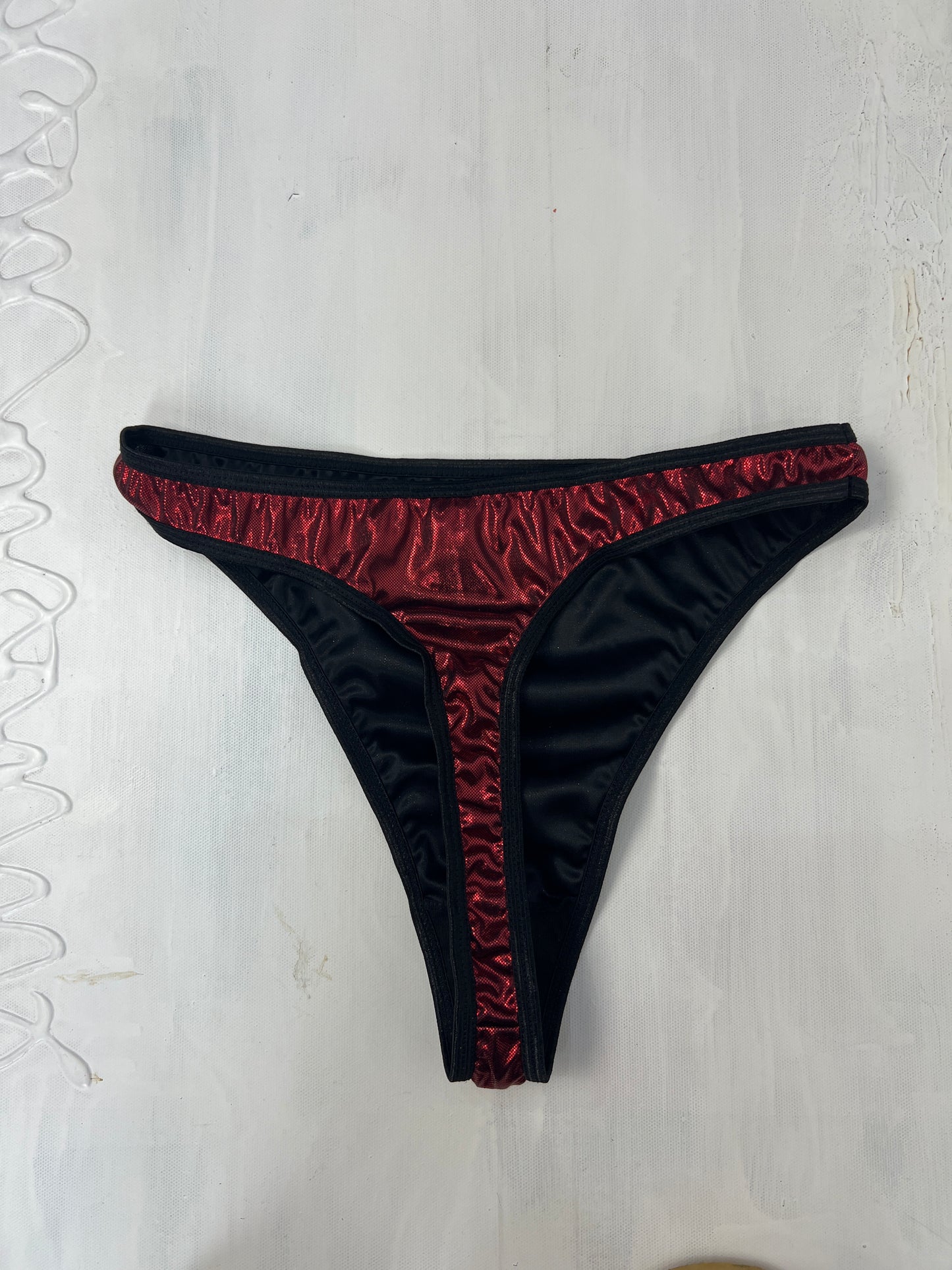 HALLOWEEN | red and black shiny thong