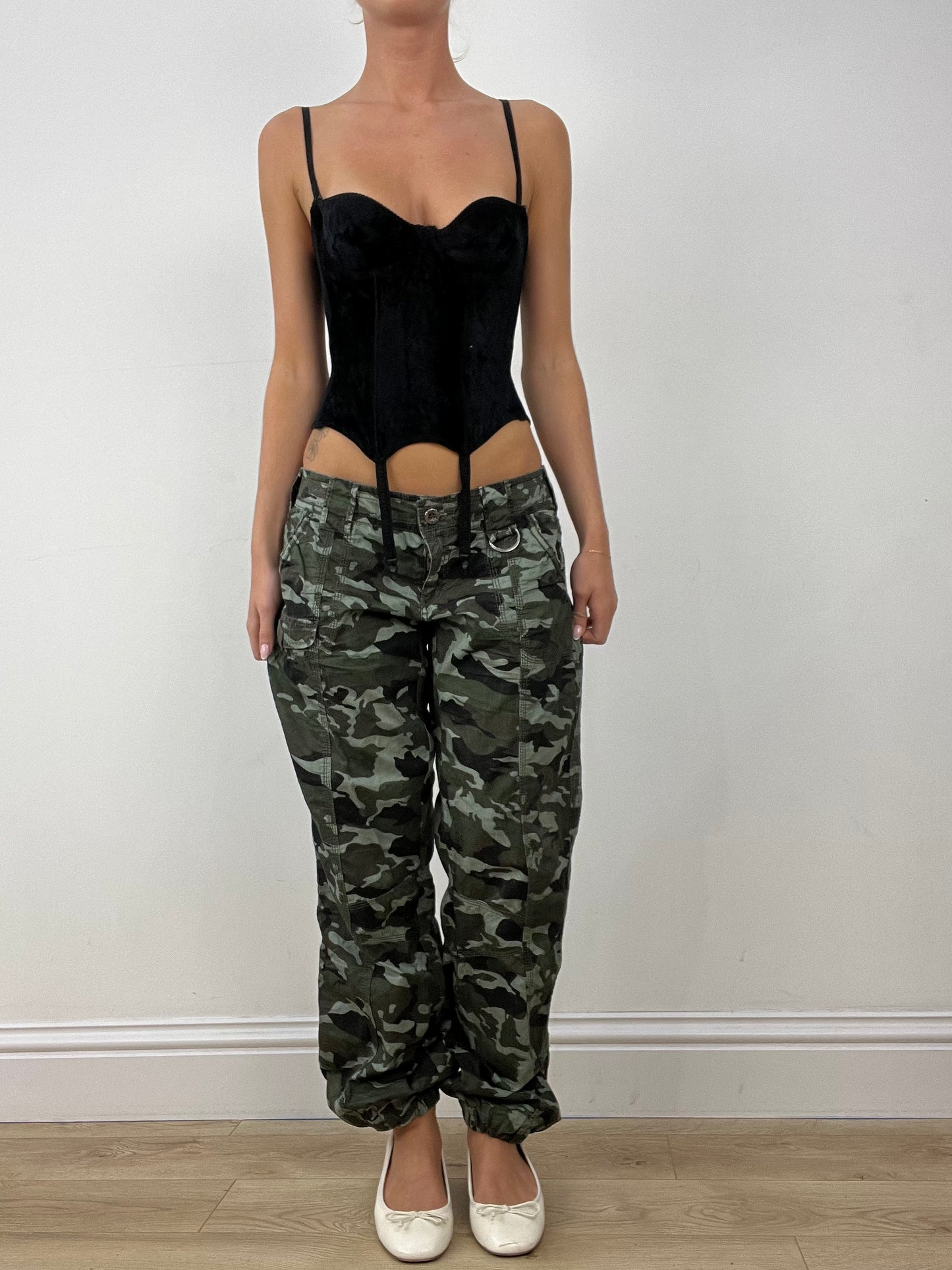 HALLOWEEN | medium khaki green camo cargo trousers