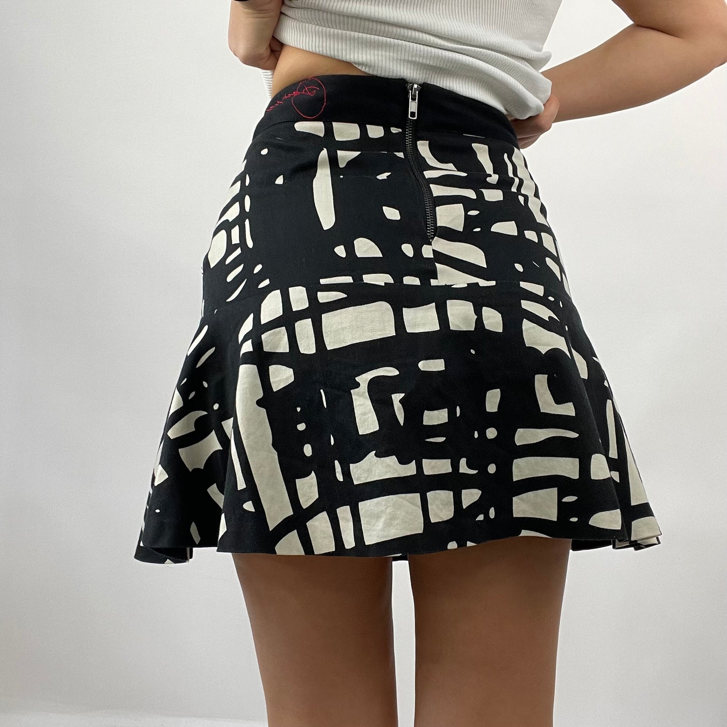 12 DAYS OF XMAS DROP | small black and white graphic desigual skirt