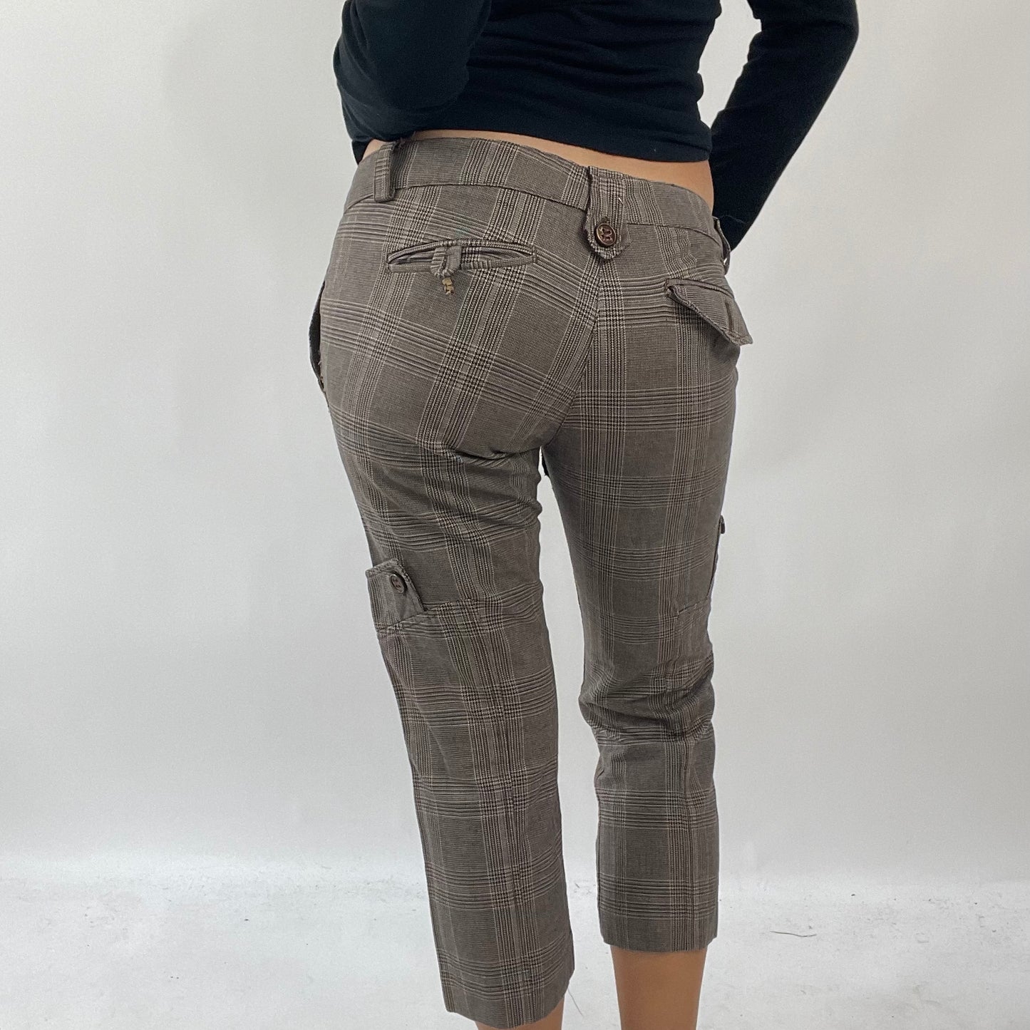 AMELIA GRAY DROP | small brown checkered cropped trousers