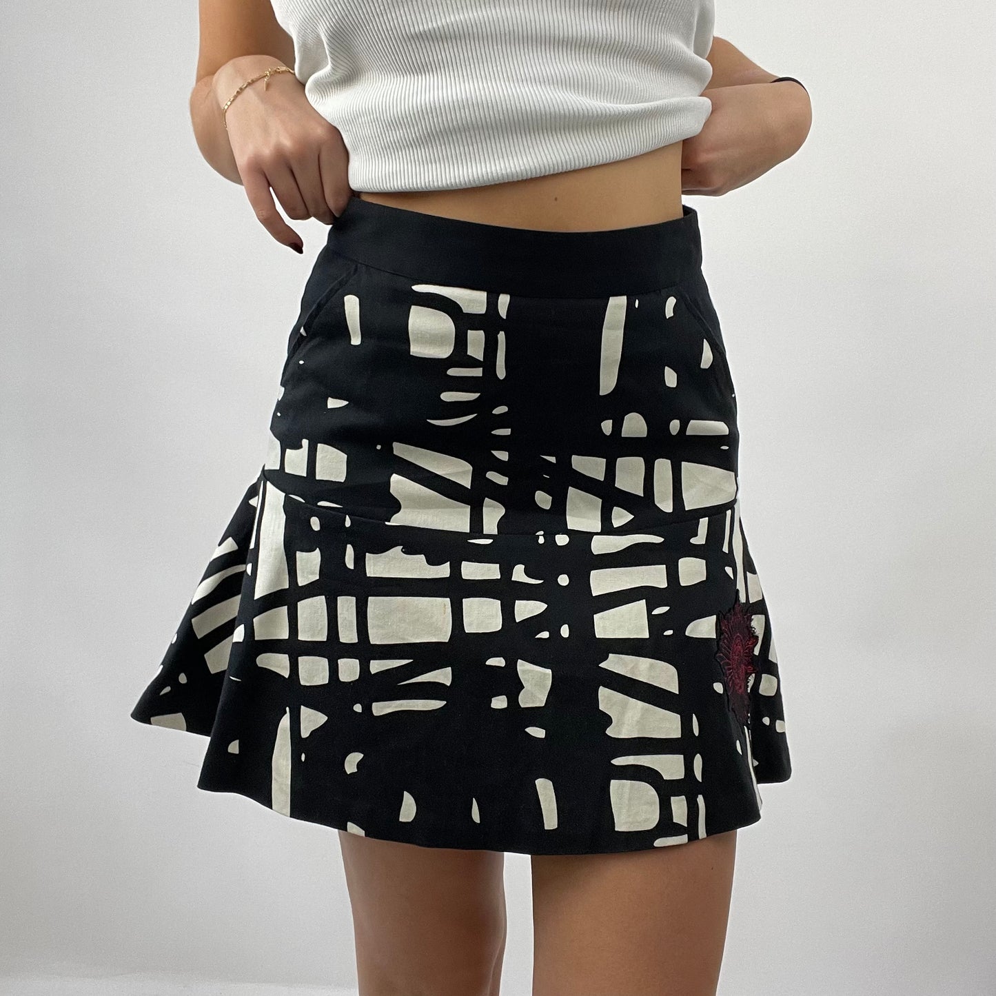 12 DAYS OF XMAS DROP | small black and white graphic desigual skirt