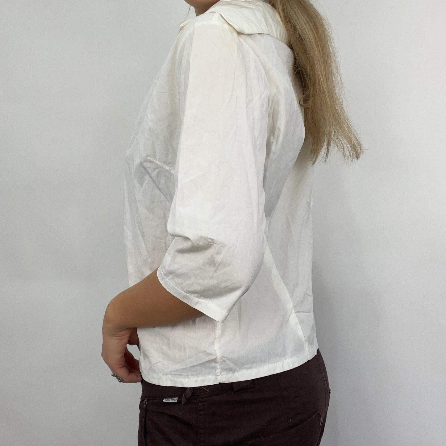 💻 STUDIO FAVES | small white shirt with hook and eye closure