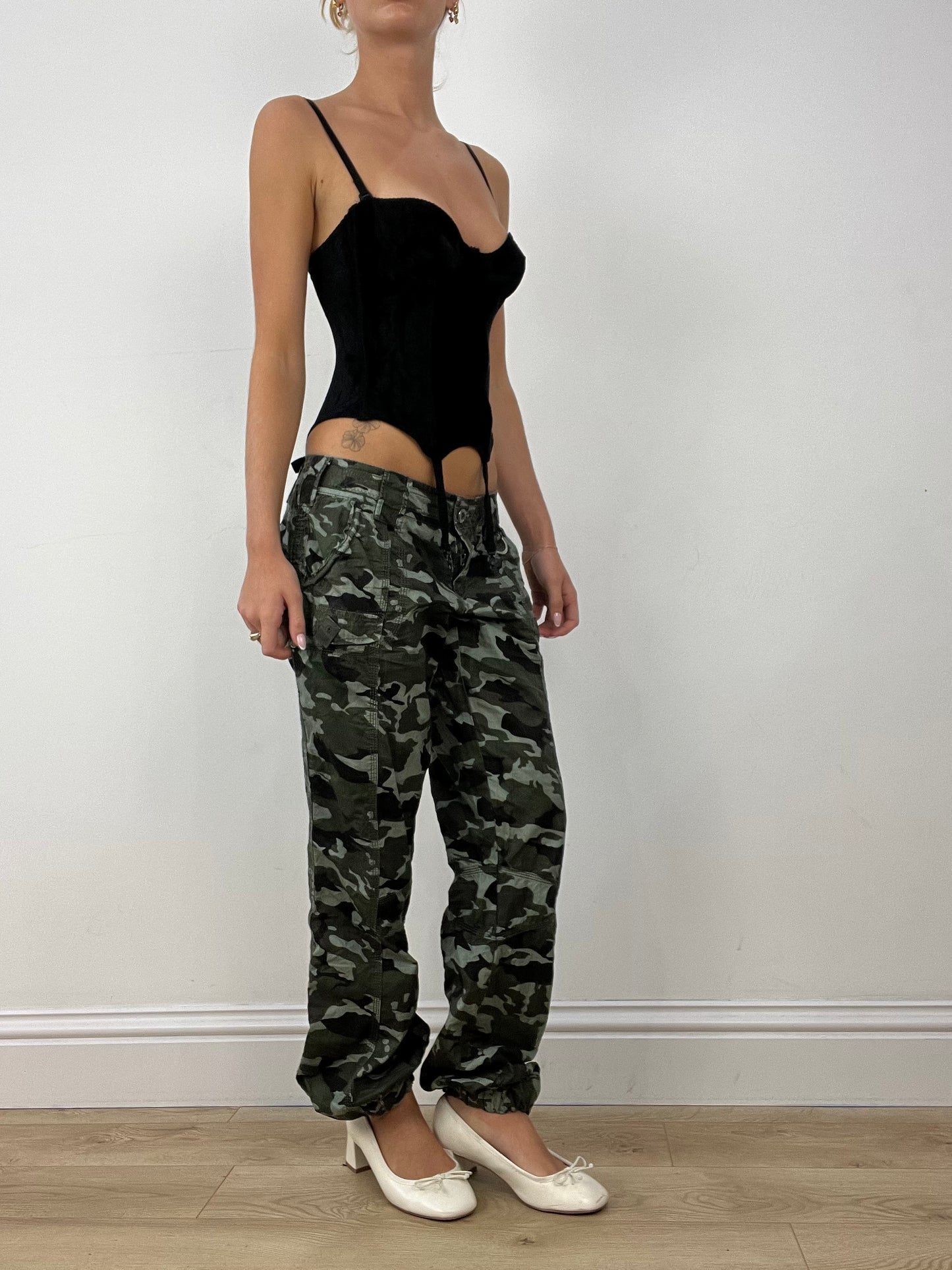 HALLOWEEN | medium khaki green camo cargo trousers