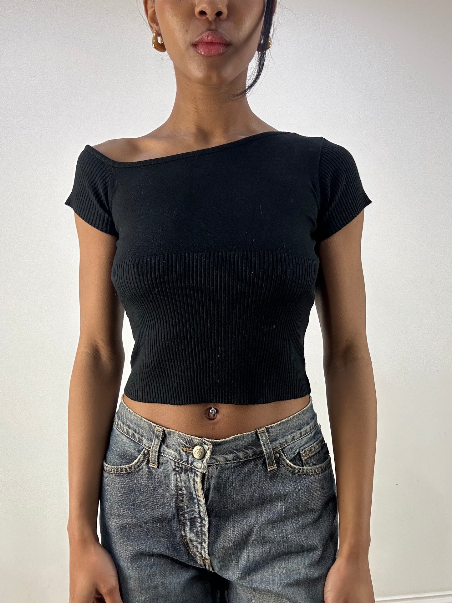 MOB WIFE DROP | small black knitted t-shirt with asymmetric sleeves