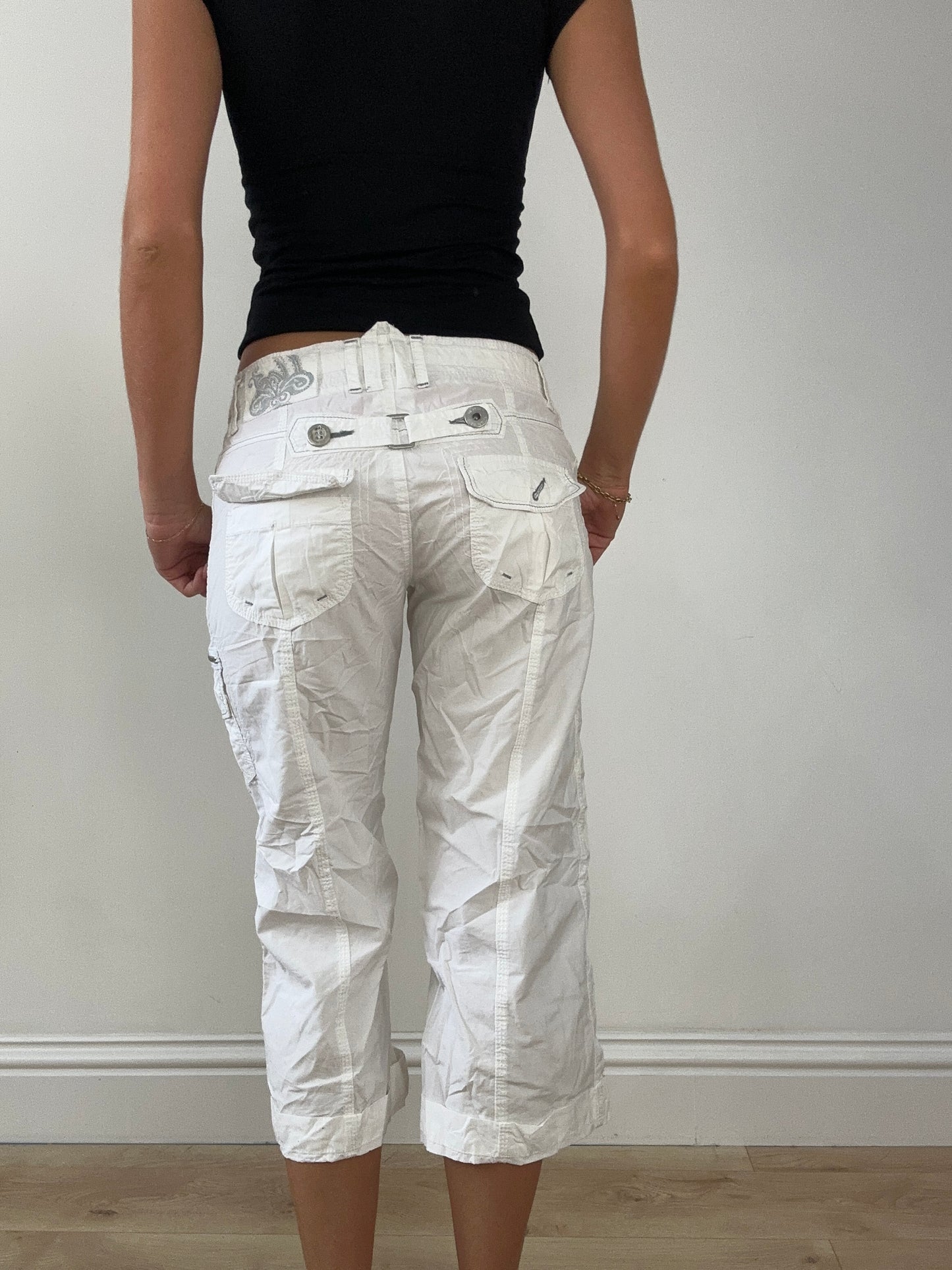 SIRENCORE | medium white 3/4 length cargo trousers