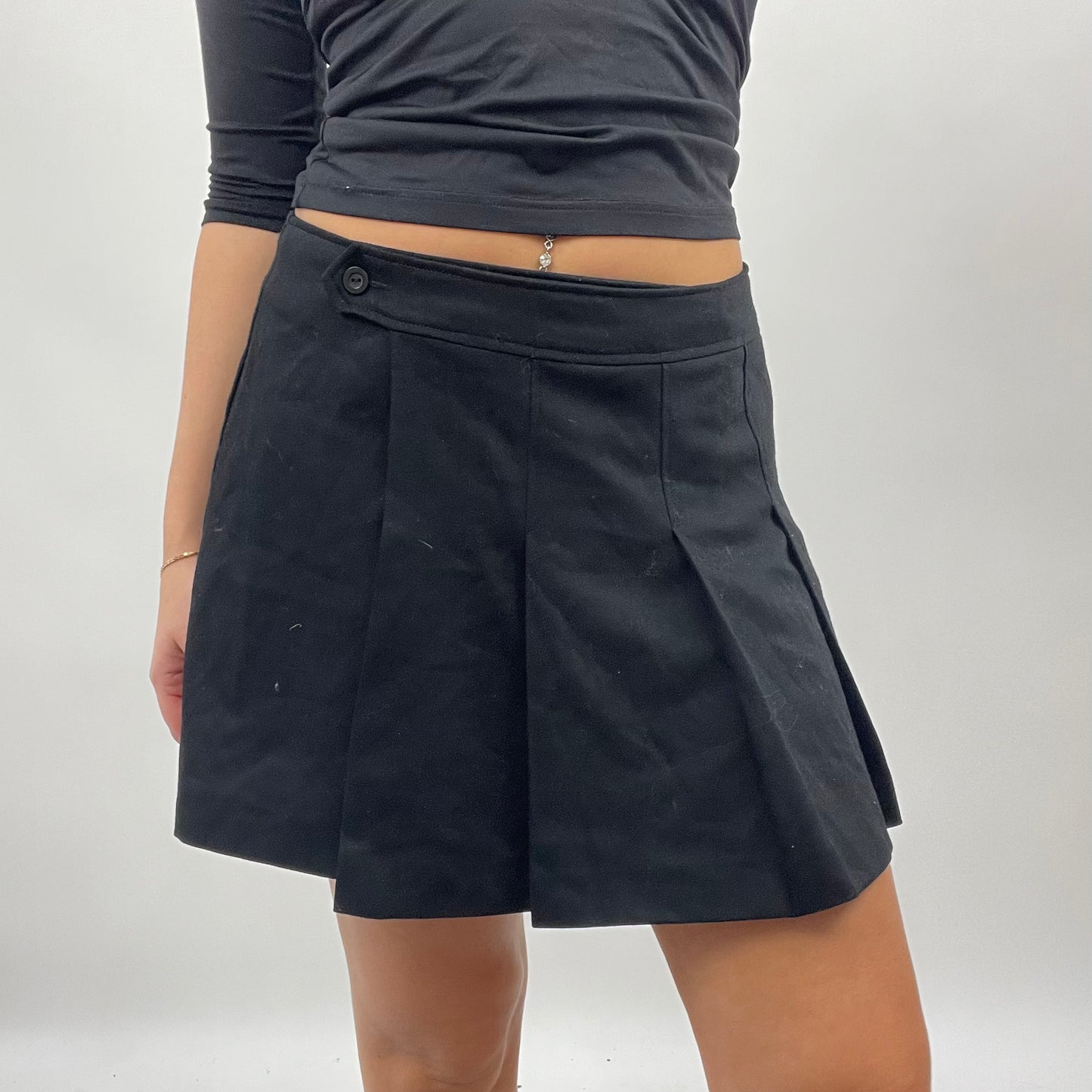 💚 GALENTINES DAY DROP | small black united colors of benetton pleated wrap skirt