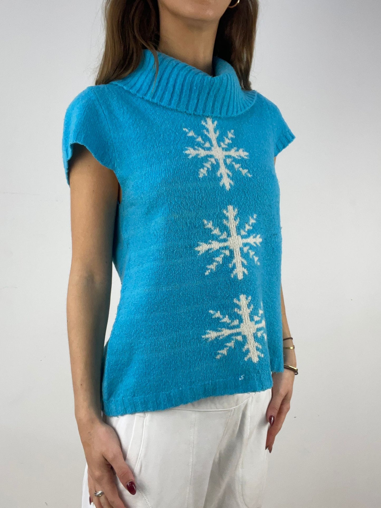 WINTER ESSENTIALS | small blue snowflake sweater vest