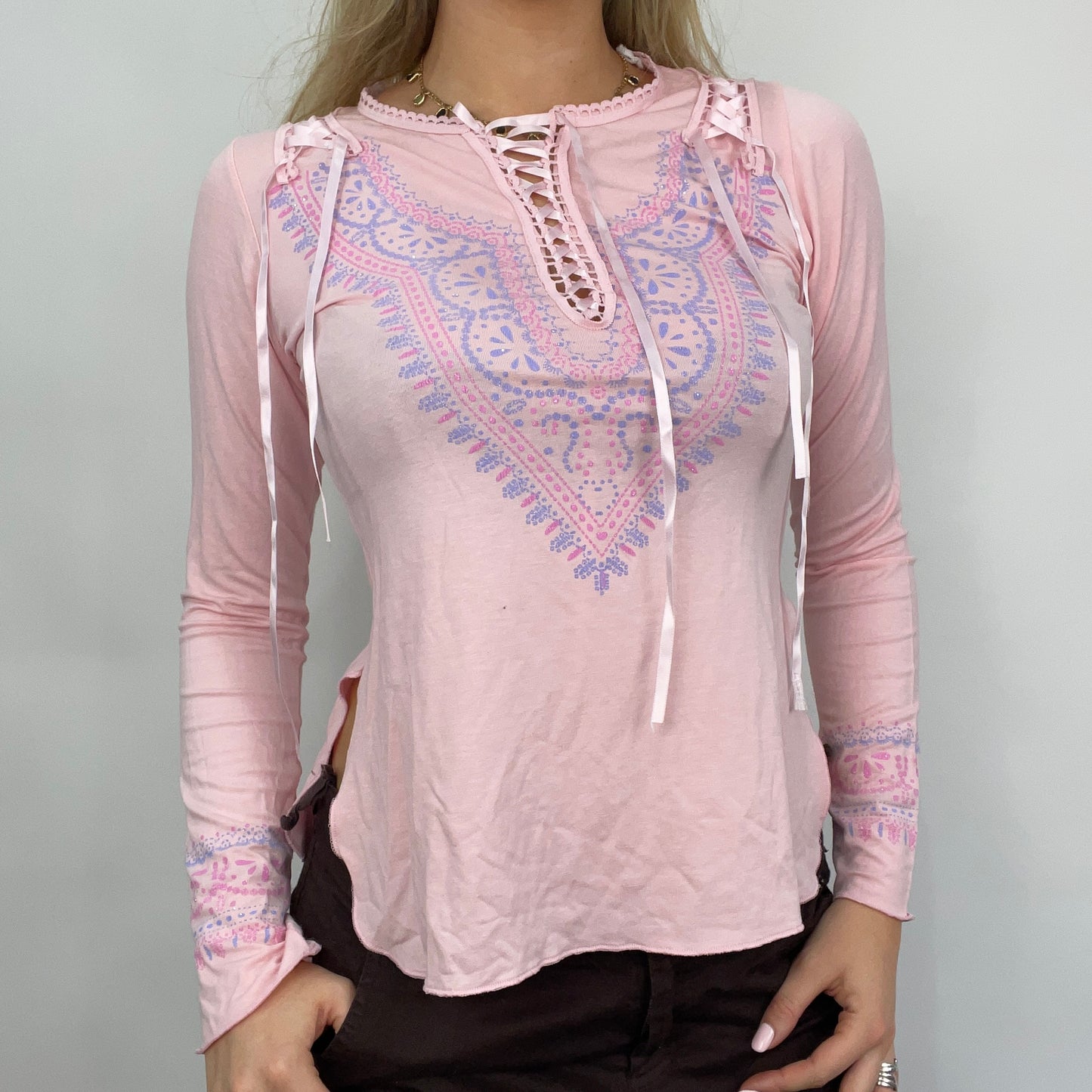 💻 STUDIO FAVES | small pink lace up graphic long sleeve top