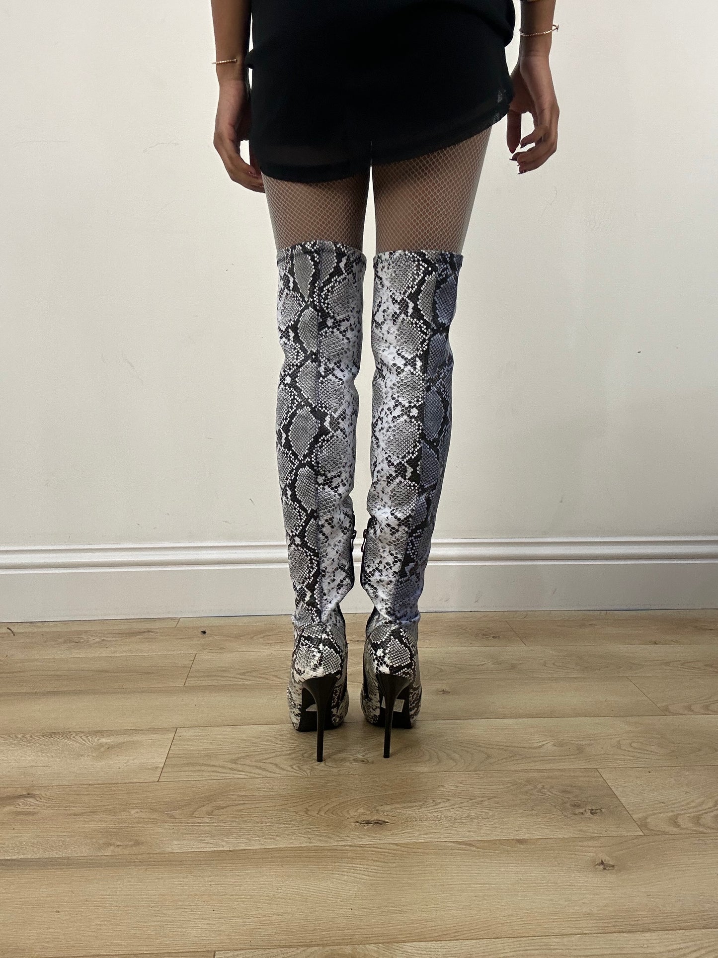 ⭐️MOB WIFE DROP | thigh high white snakeskin boots