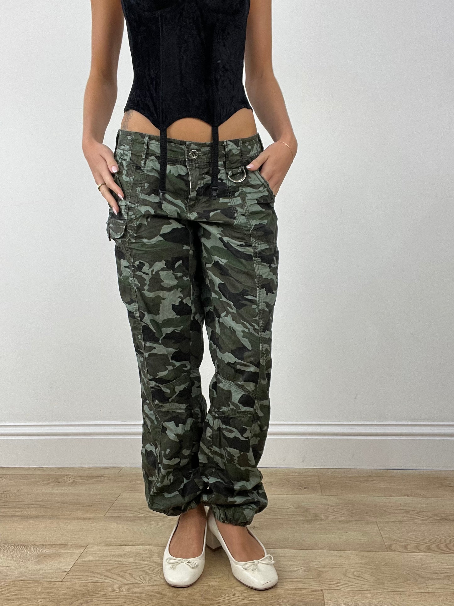 HALLOWEEN | medium khaki green camo cargo trousers