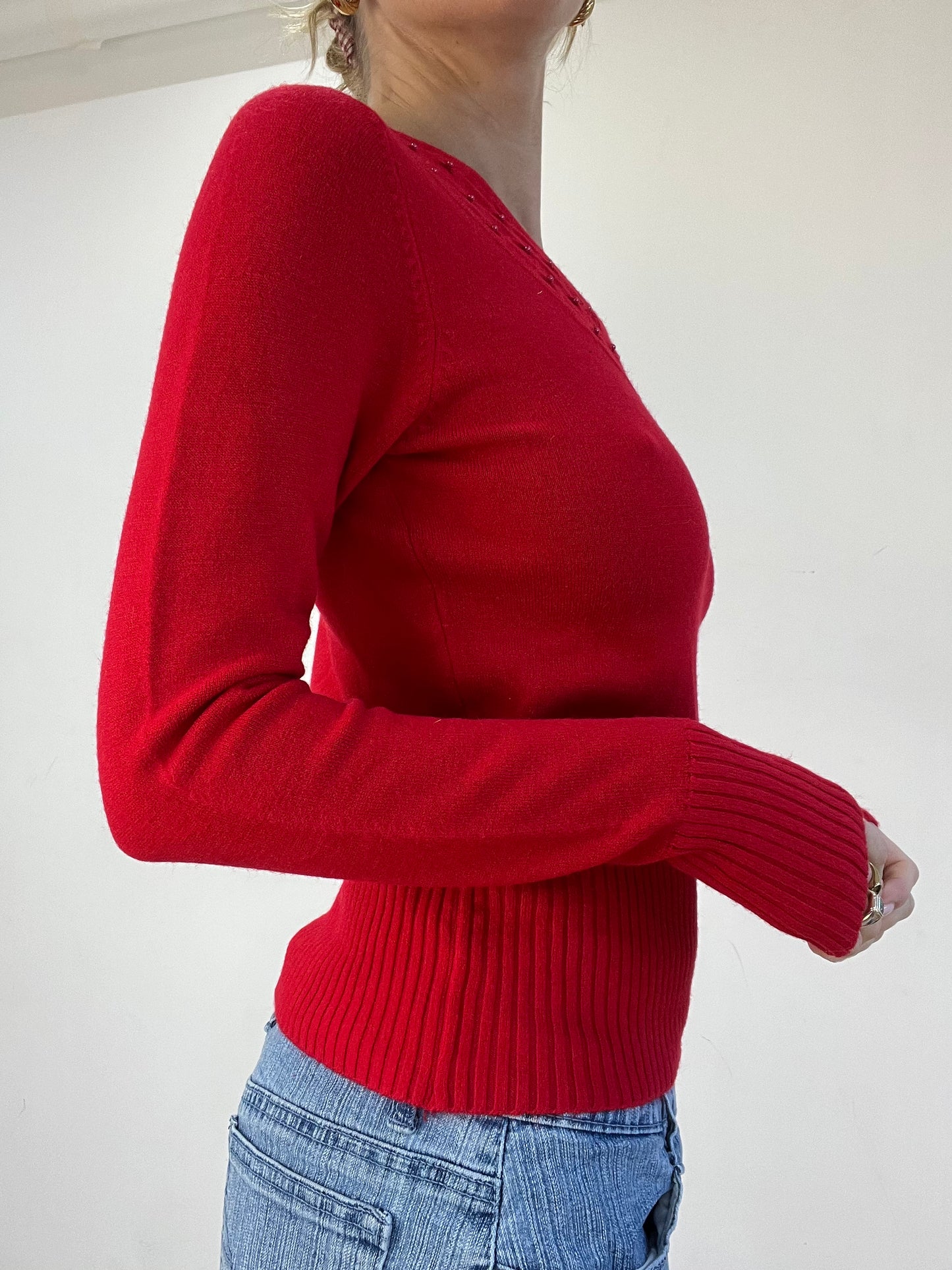 WINTER TRENDS | medium red jumper with pearl neckline