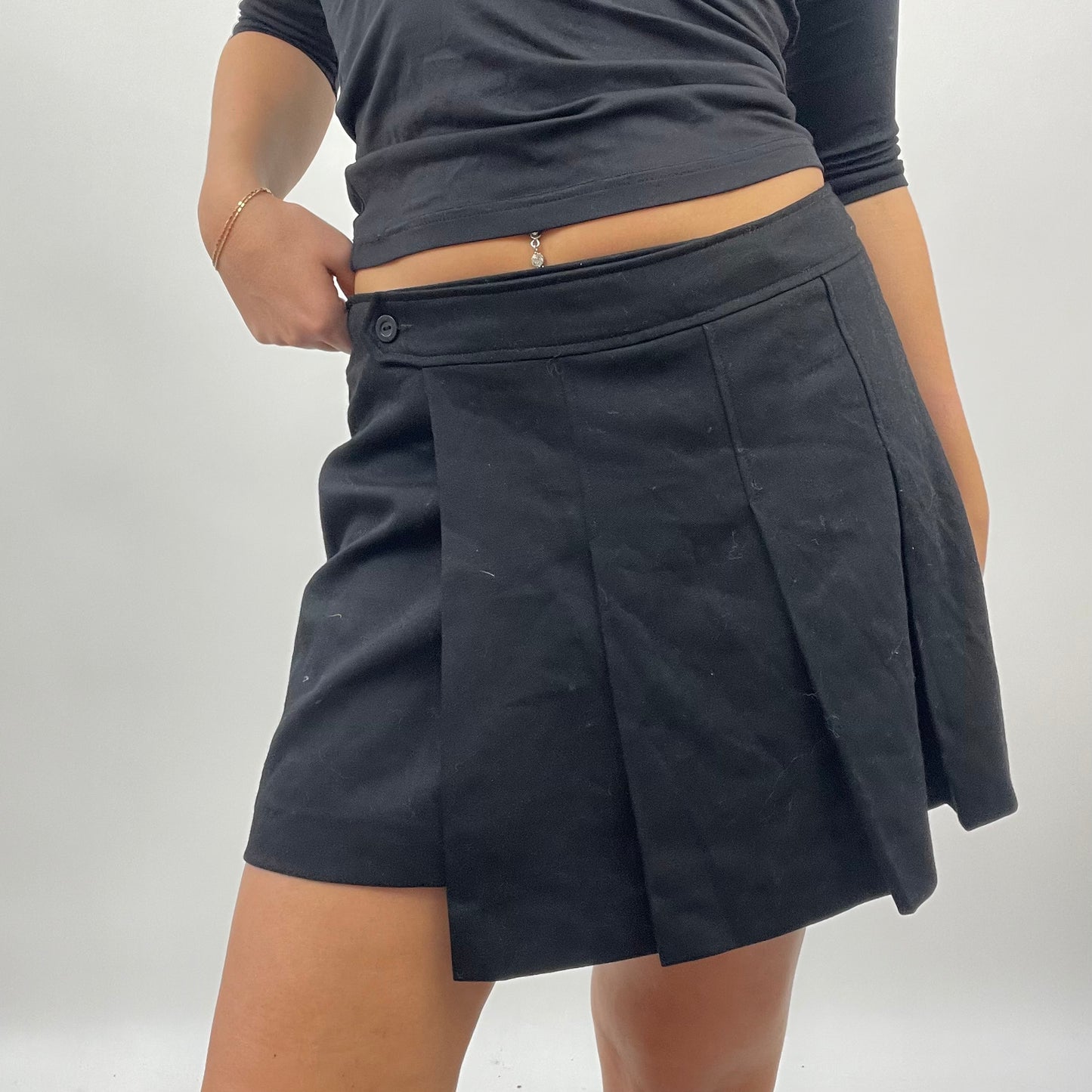 💚 GALENTINES DAY DROP | small black united colors of benetton pleated wrap skirt