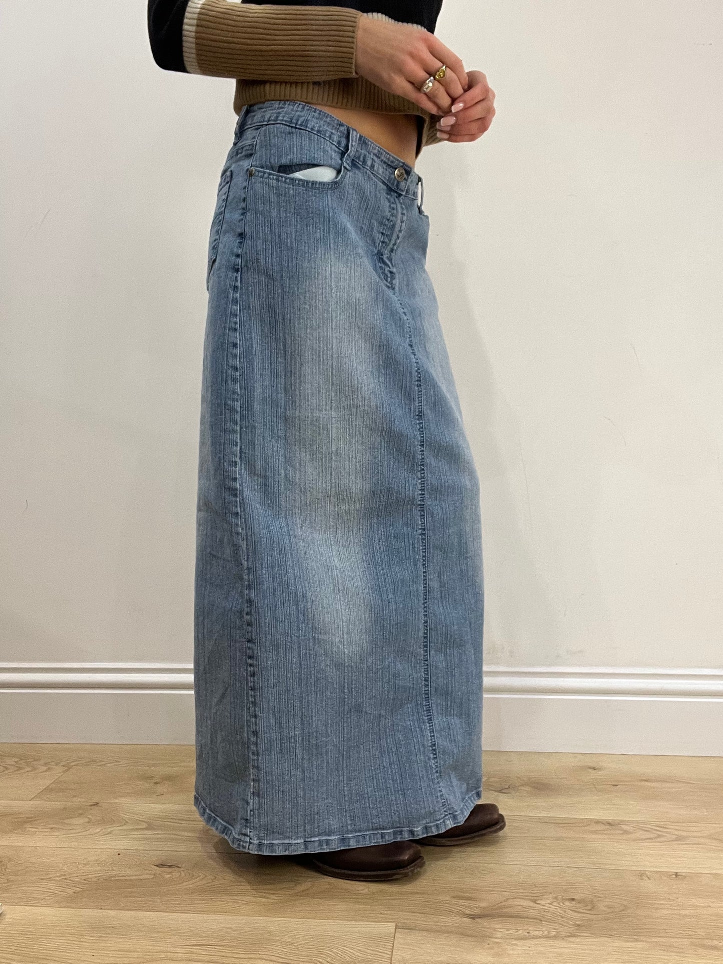 WINTER TRENDS | large light wash denim maxi skirt