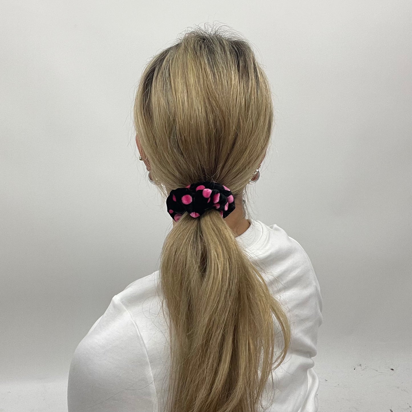 💻⭐️ | black/pink polka dot velvet scrunchie