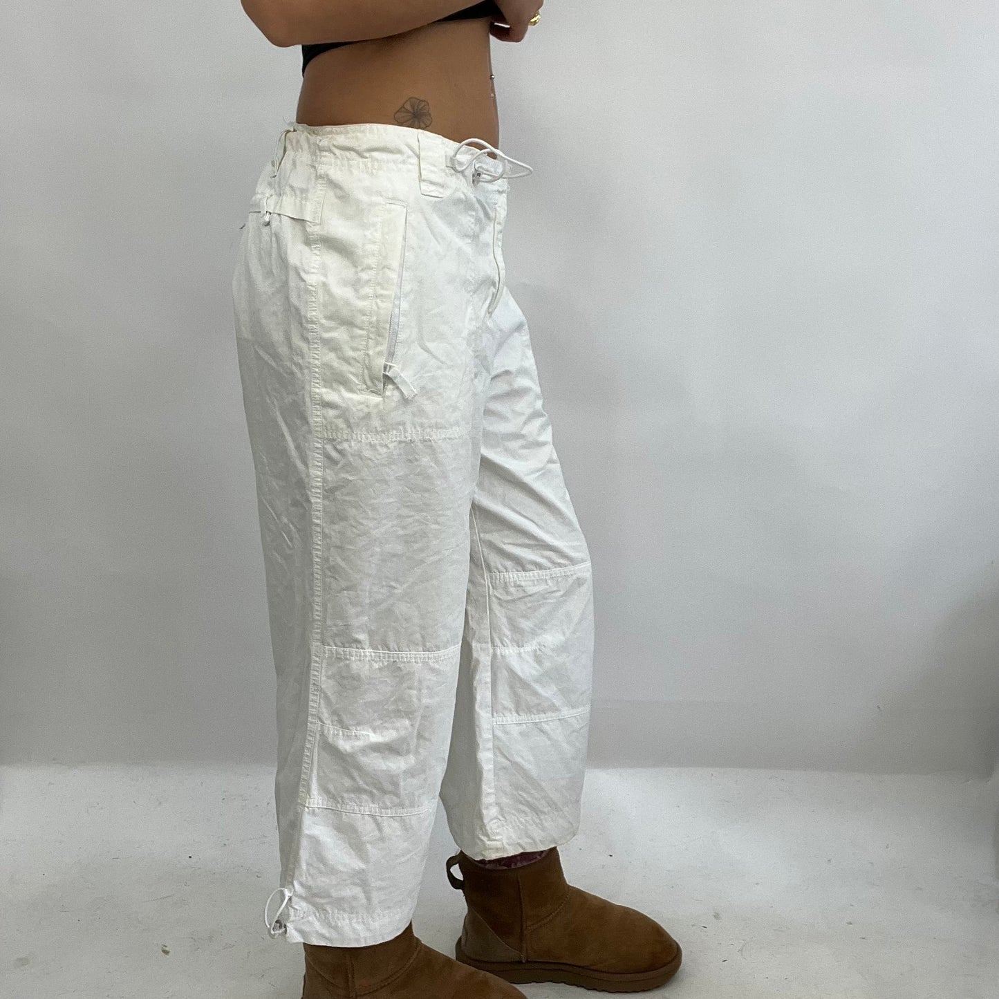 CARRIE BRADSHAW DROP | small white 3/4 length white cargo trousers