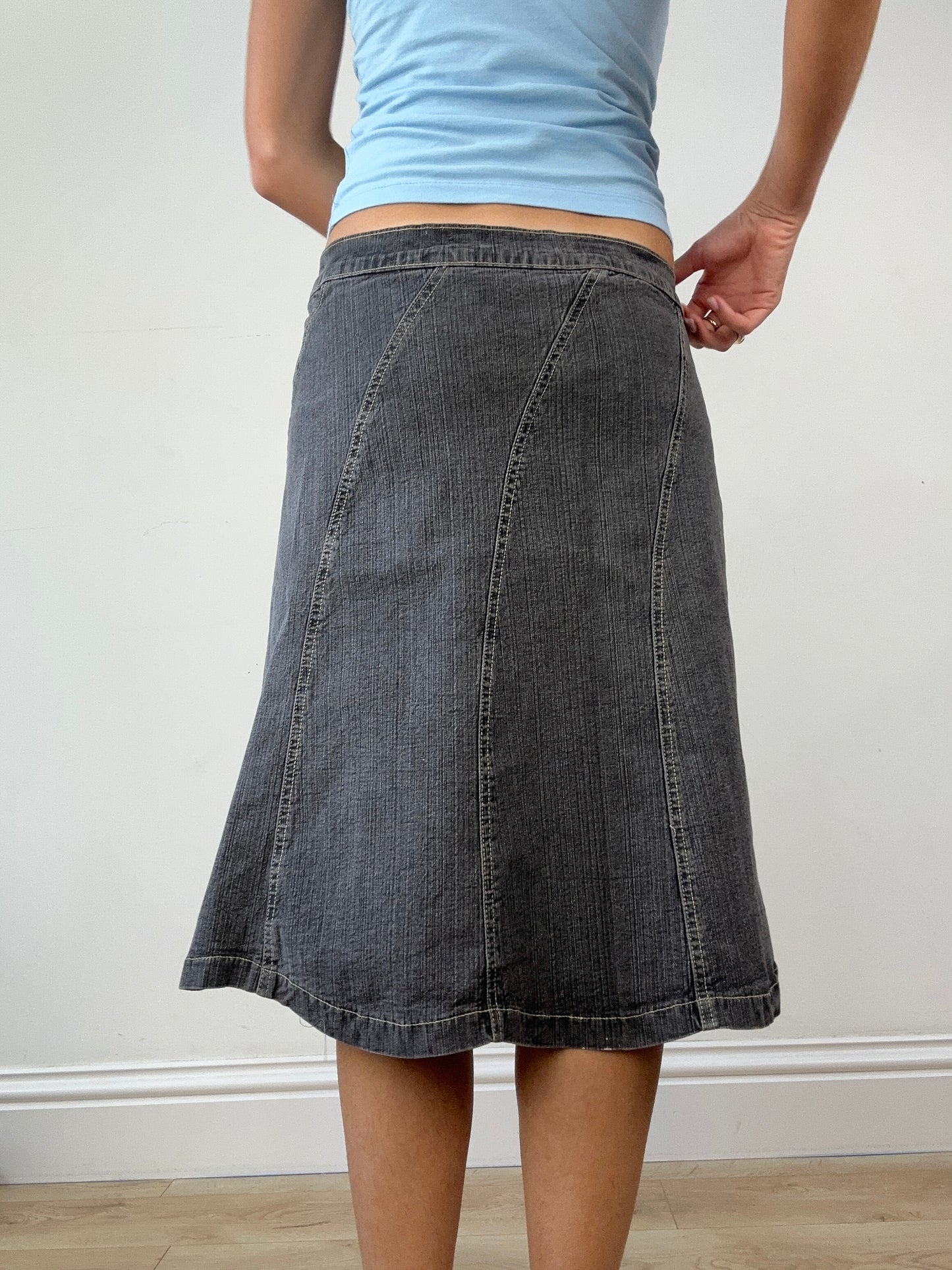 💻DENIM ON DENIM | medium light grey denim midi skirt