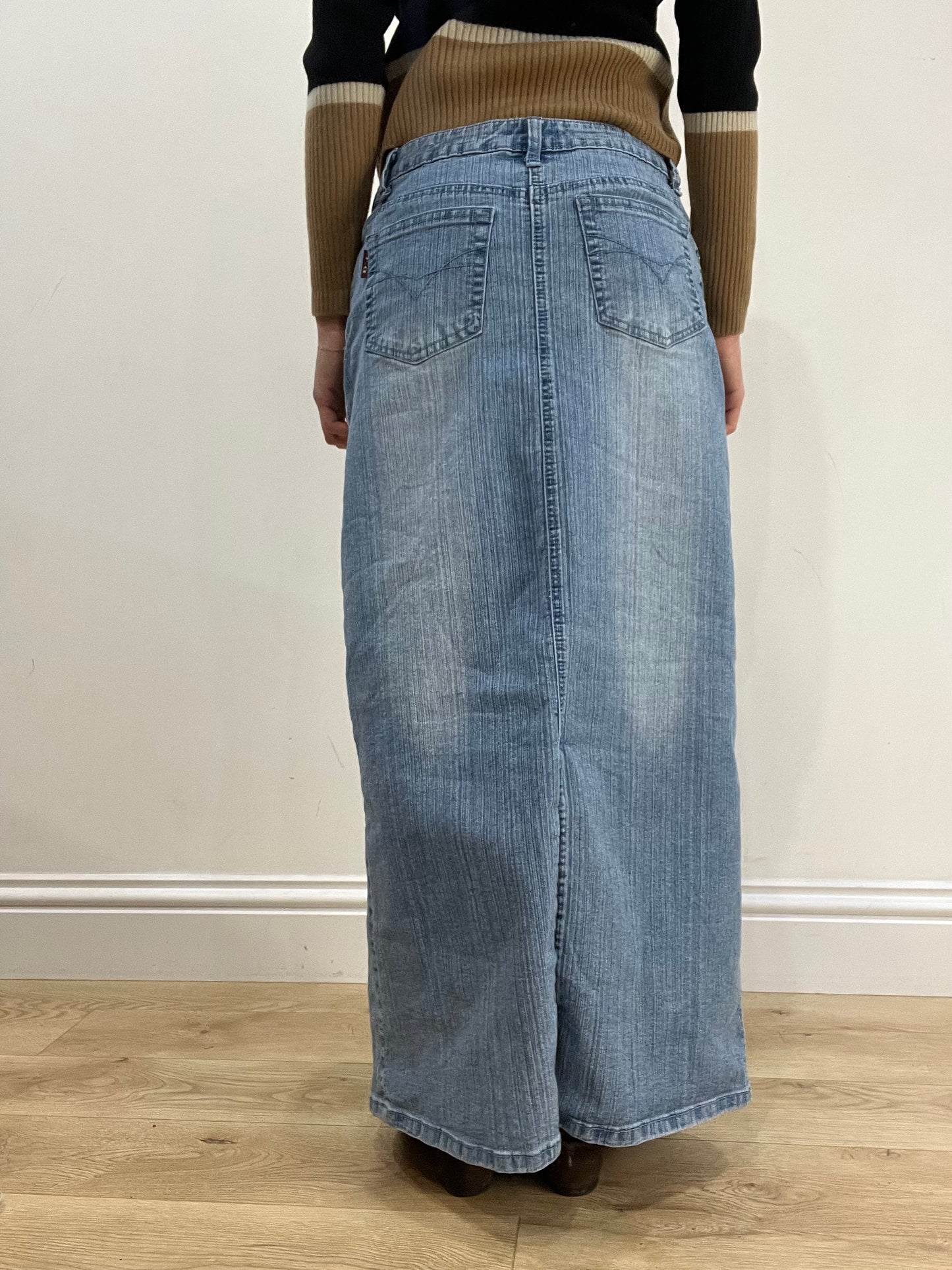 WINTER TRENDS | large light wash denim maxi skirt