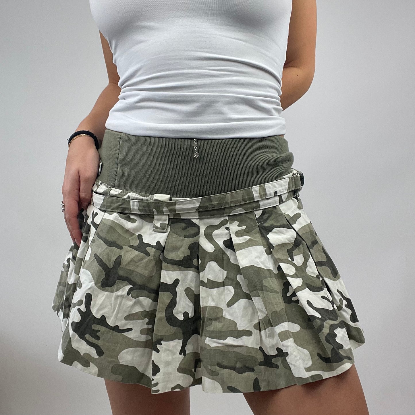 💻PARIS HILTON DROP | small camo pleated mini skirt