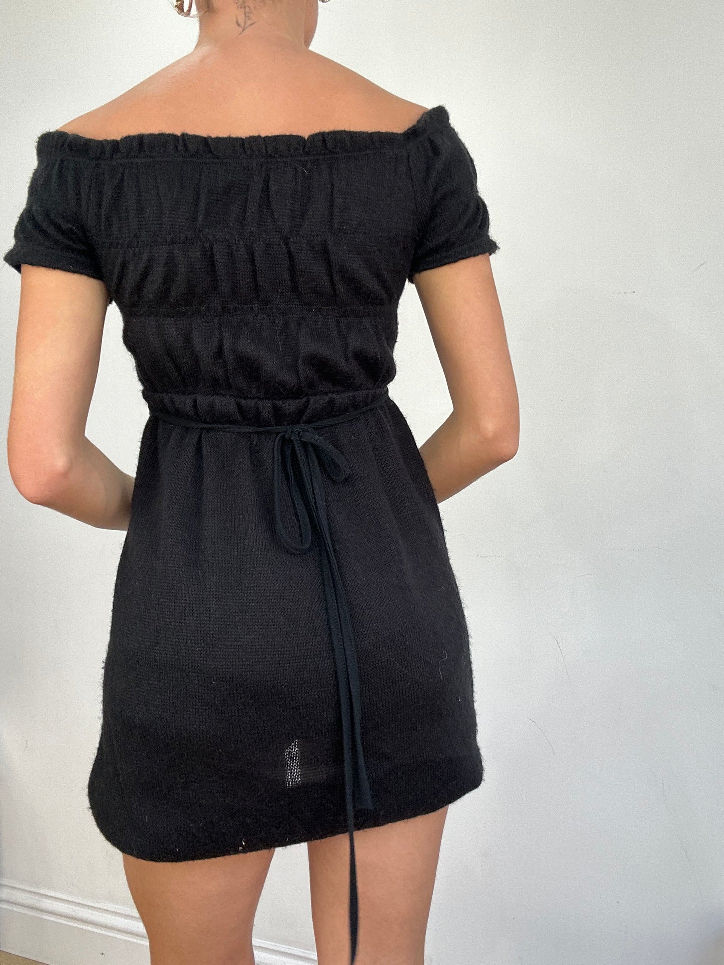 COSY CLASSICS | small black off the shoulder knitted dress