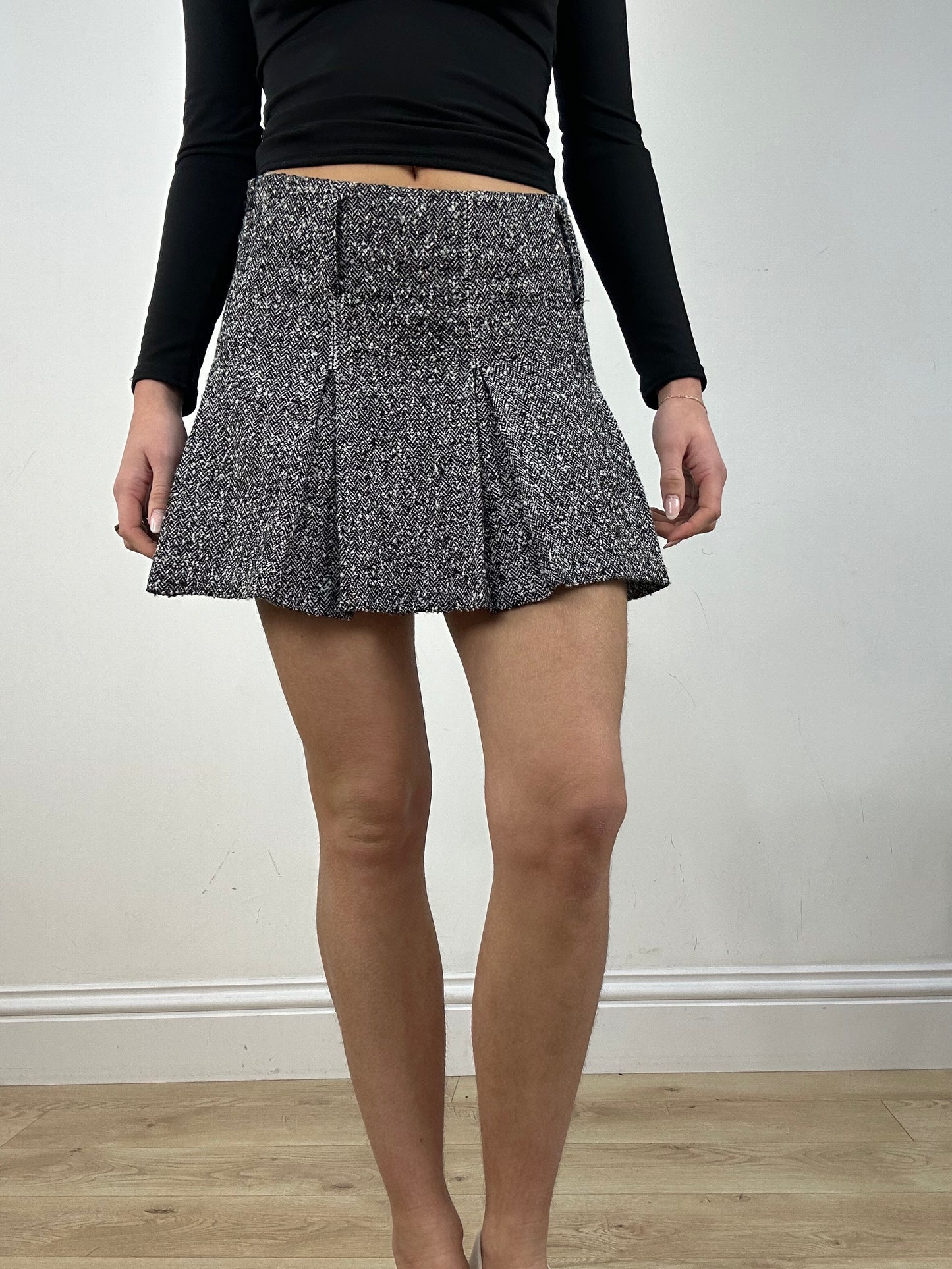 vintage edit nine: part two | extra small white and black pleated skirt