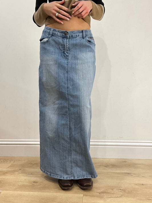 WINTER TRENDS | large light wash denim maxi skirt