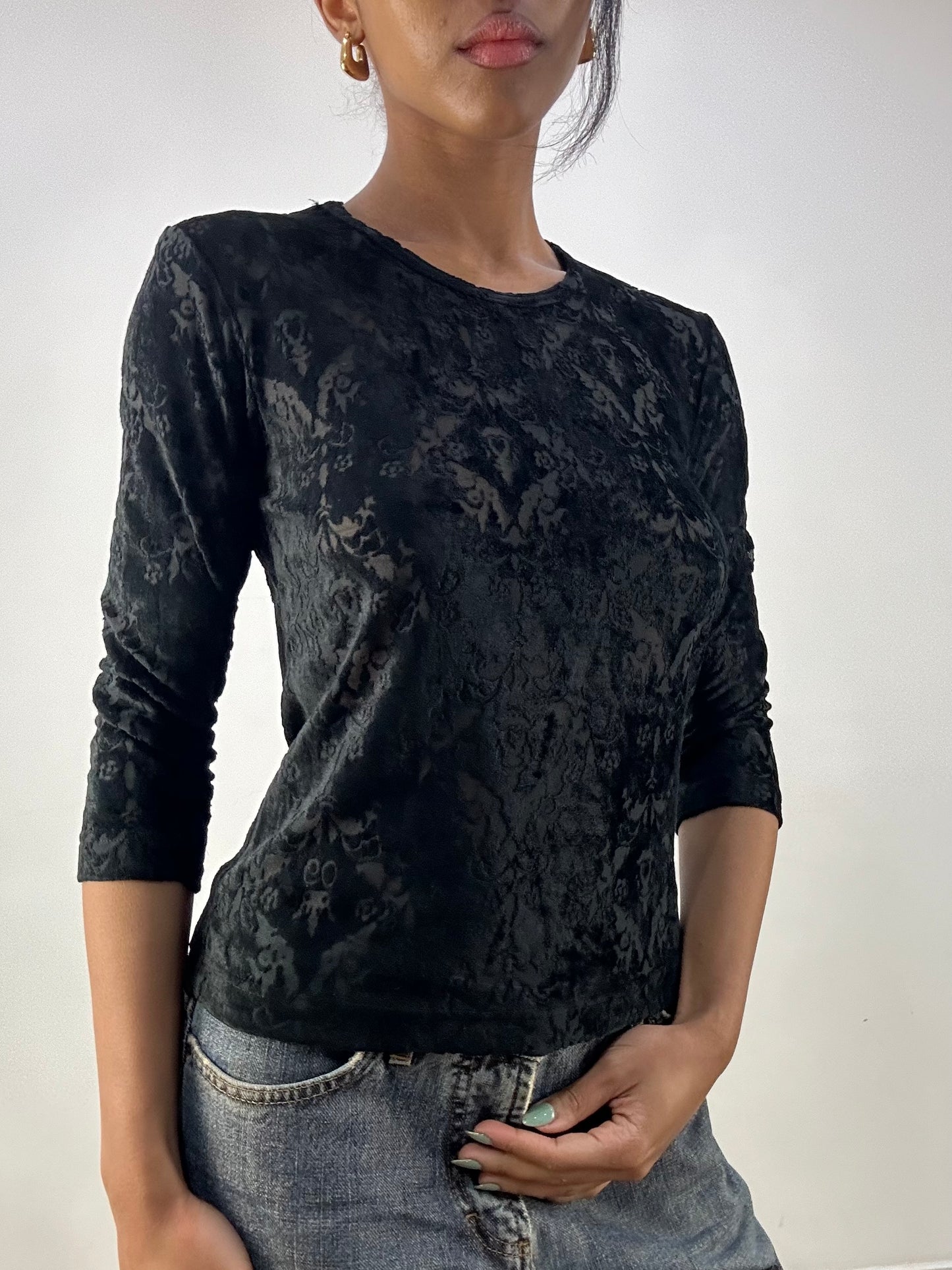 MOB WIFE DROP | large black velvet patterned 3/4 sleeve top