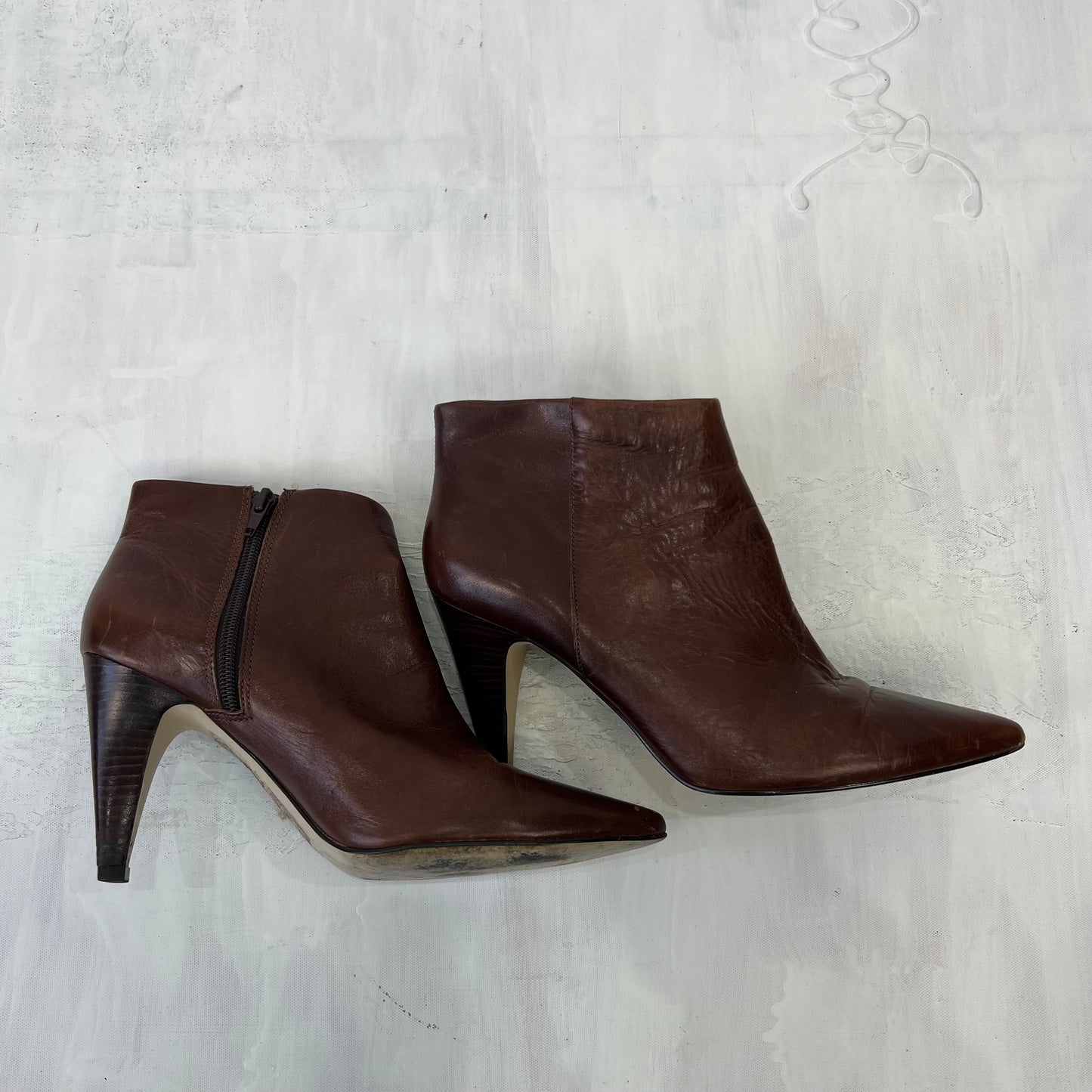 ⭐️90s MINIMALISM DROP | brown heeled boots