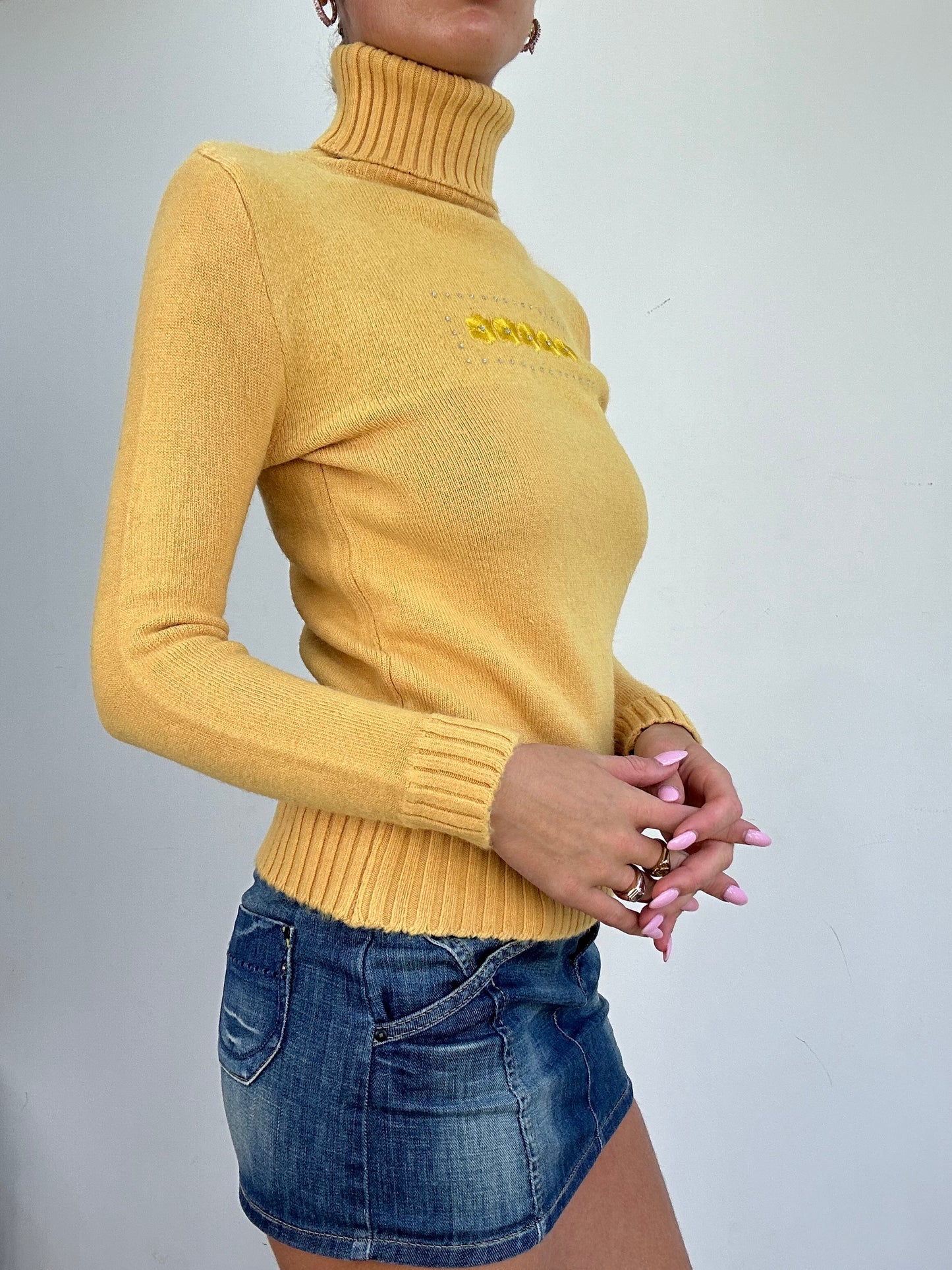 COSY CLASSICS | small yellow roll neck jumper with floral embroidery