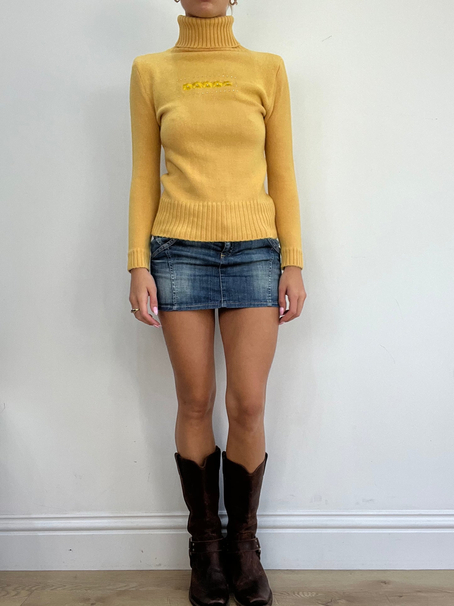 COSY CLASSICS | small yellow roll neck jumper with floral embroidery