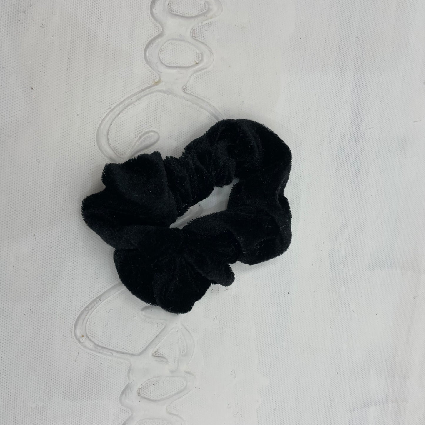 💻⭐️ | black velvet scrunchie