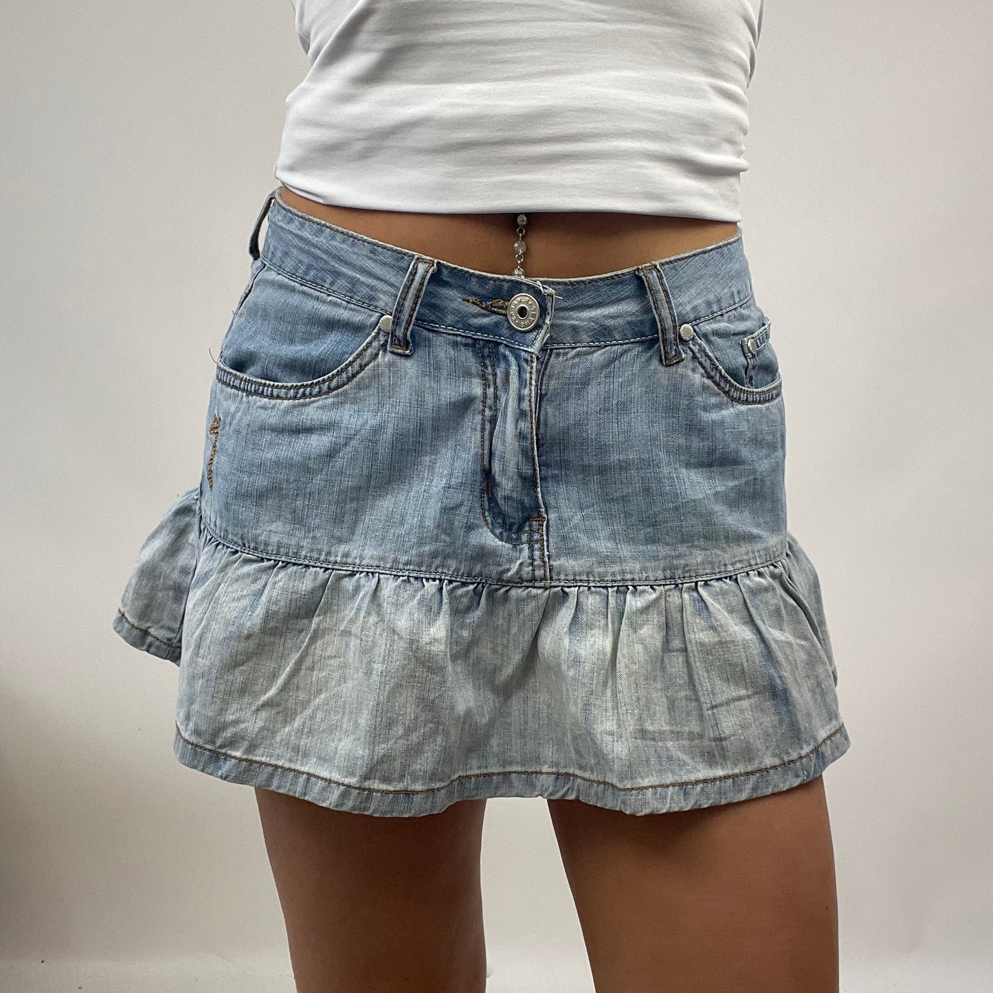 💻PARIS HILTON DROP | small light denim frill mini skirt