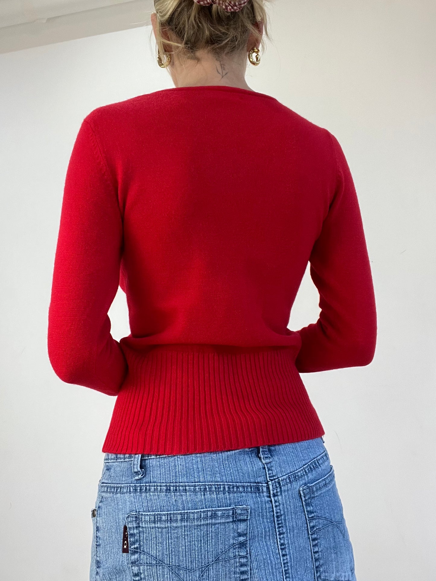 WINTER TRENDS | medium red jumper with pearl neckline